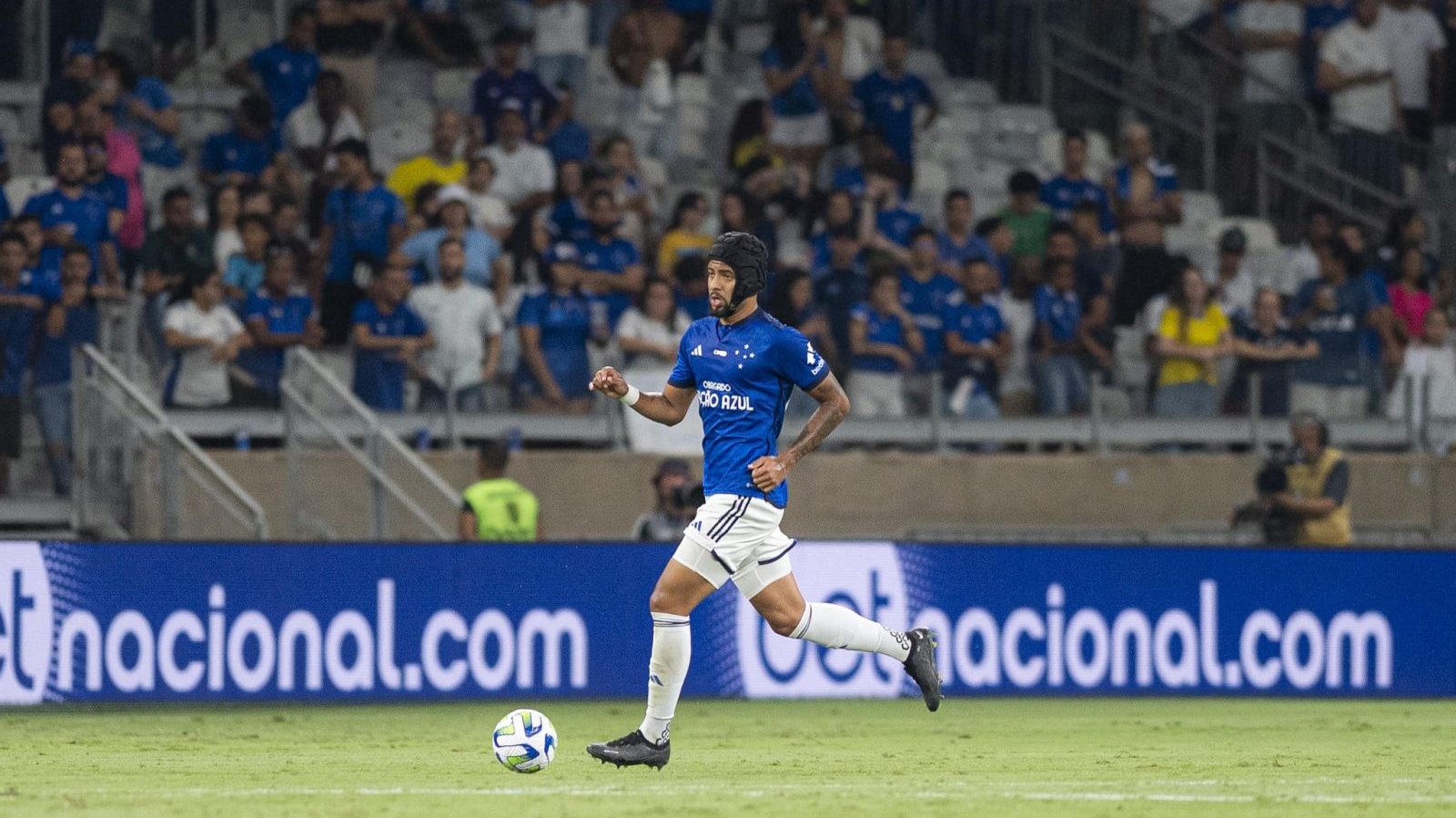 Jo&atilde;o Marcelo atuou com um capacete de prote&ccedil;&atilde;o por ter cortado a cabe&ccedil;a na partida contra o Goi&aacute;s