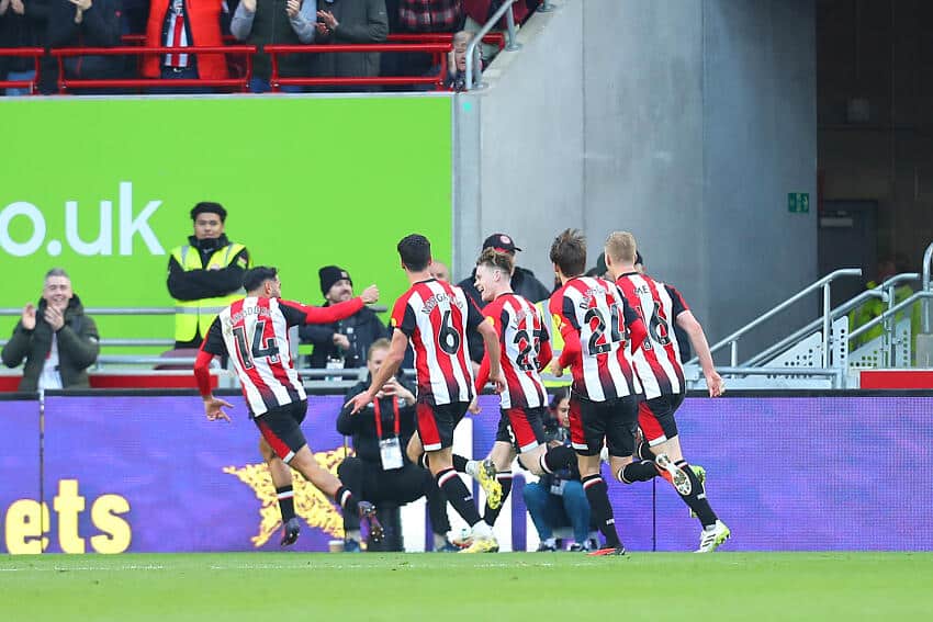 Jogadores do Brentford celebram gol do garoto Lewis-Potter