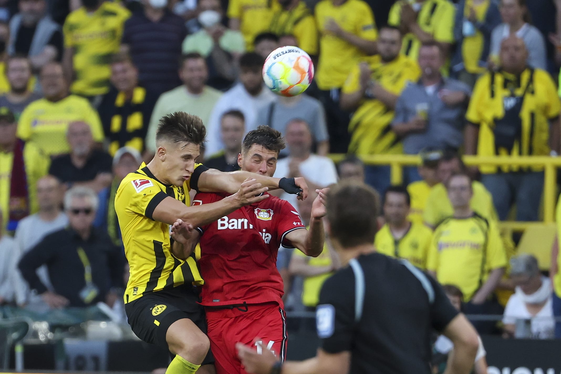 Leverkusen sai atr&aacute;s contra o Dortmund, mas busca empate no fim e se mant&eacute;m invicto na Bundesliga