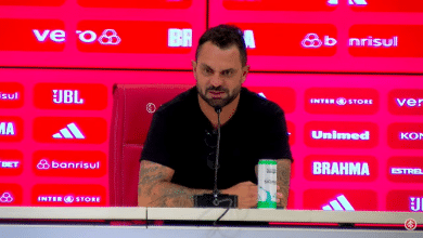 Um emocionado Magr&atilde;o deixou claro: s&oacute; continuar&aacute; no Internacional se Barcellos for reeleito