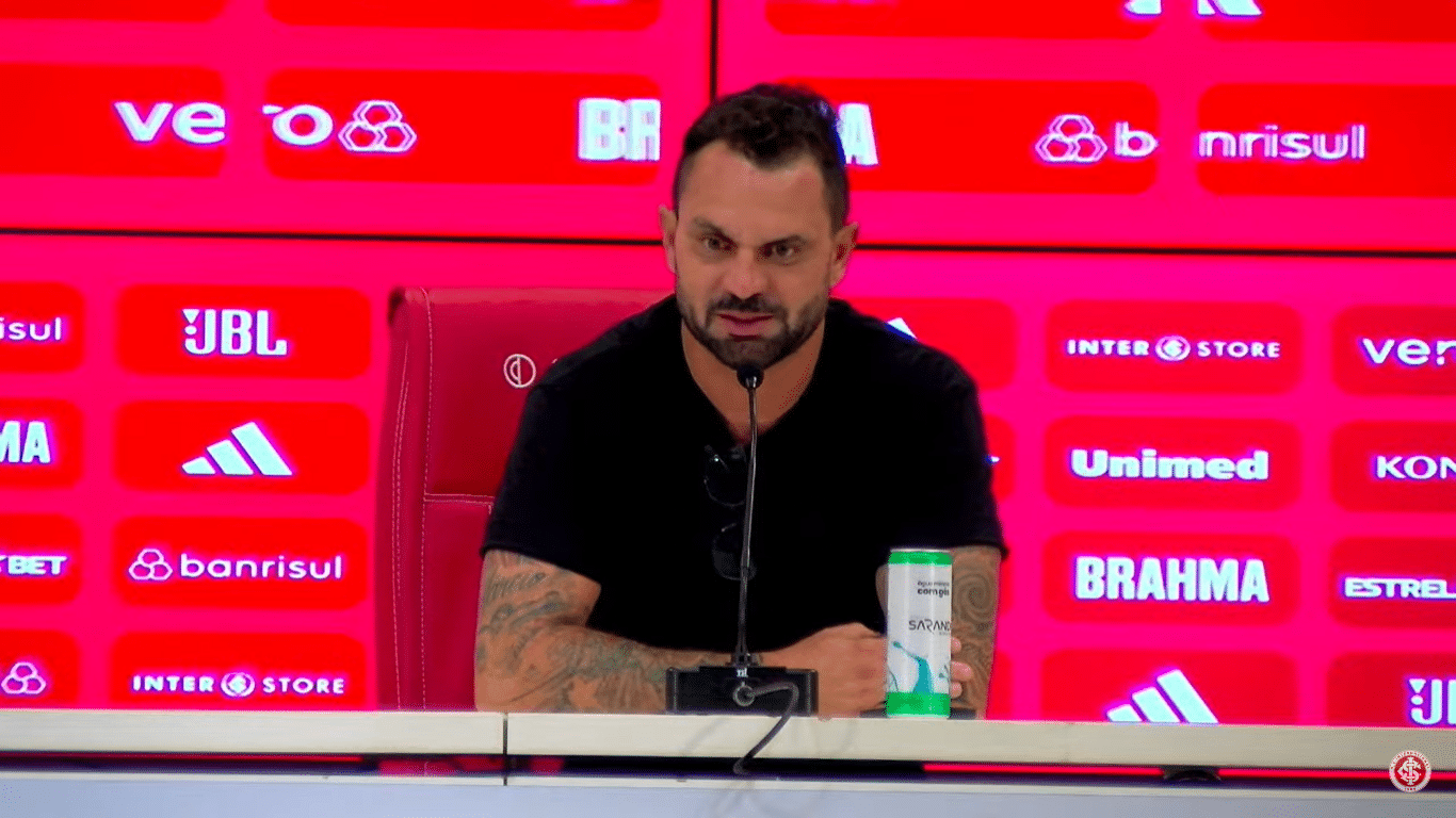 Um emocionado Magr&atilde;o deixou claro: s&oacute; continuar&aacute; no Internacional se Barcellos for reeleito