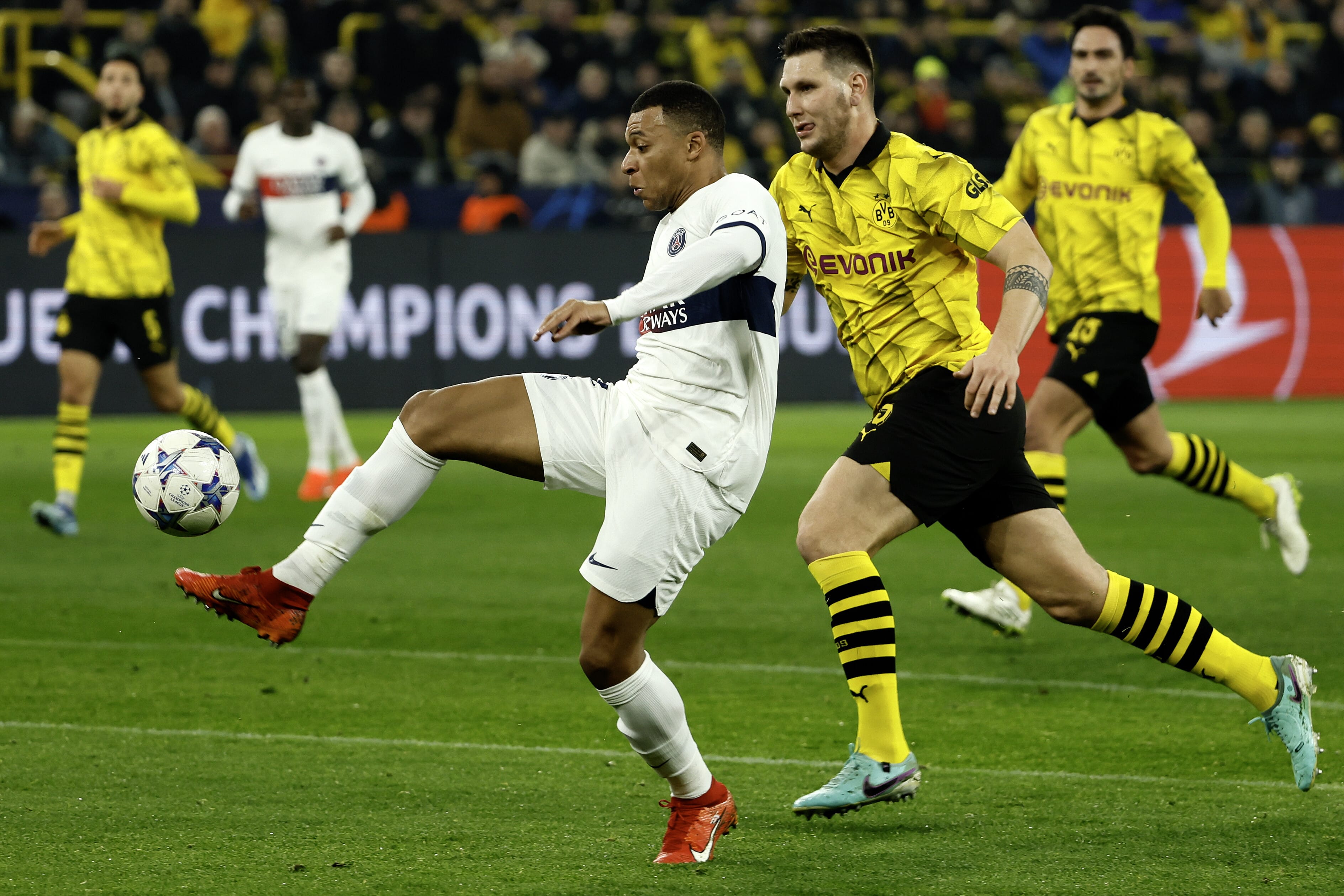 Mbapp&eacute; reclama de postura do PSG no empate contra o Dortmund e recebe resposta de Luis Enrique