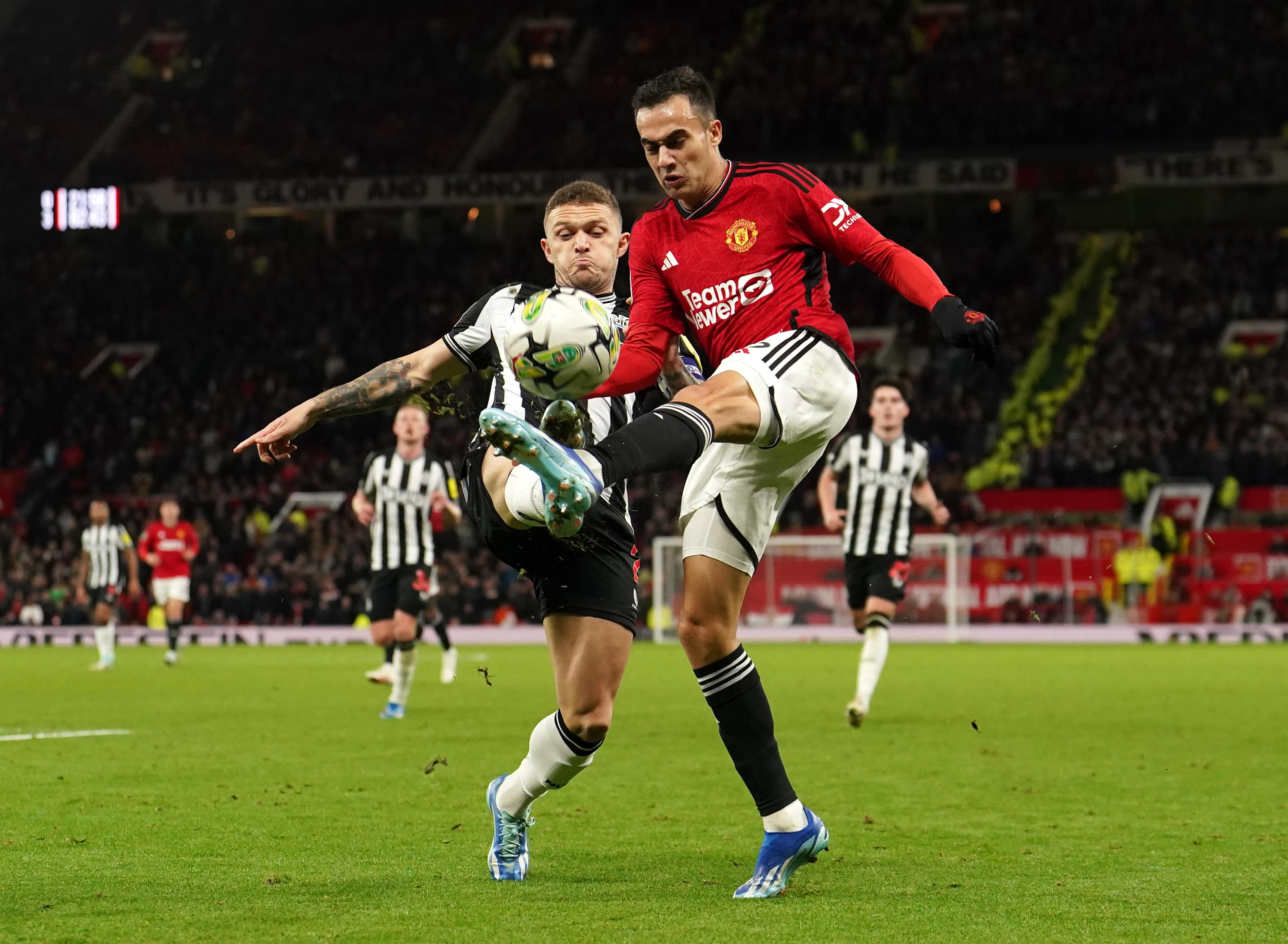 &lsquo;Punidos&rsquo; no meio da semana, Newcastle e Manchester United miram G4 em confronto que definir&aacute; rumo dos times na Premier League
