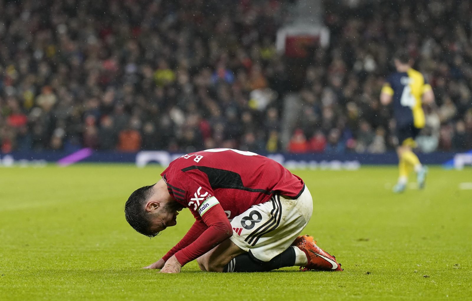 O desolado Bruno Fernandes reflete bem o que foi o Manchester United na tarde deste s&aacute;bado (9)