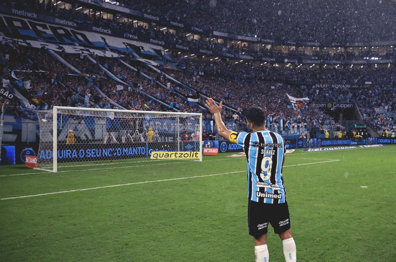 Despedida de Su&aacute;rez na Arena do Gr&ecirc;mio foi &agrave; altura de sua memor&aacute;vel passagem pelo Tricolor Ga&uacute;cho