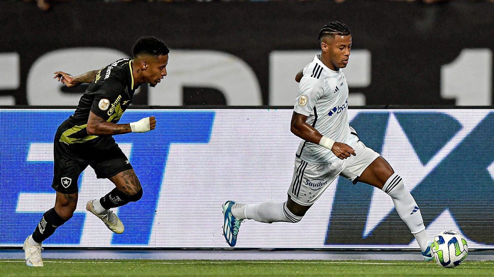 Iguais s&oacute; no placar: empate faz Botafogo sair do G4, mas garante perman&ecirc;ncia do Cruzeiro na S&eacute;rie A