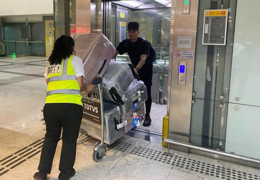 Pituca cheio de malas no aeroporto