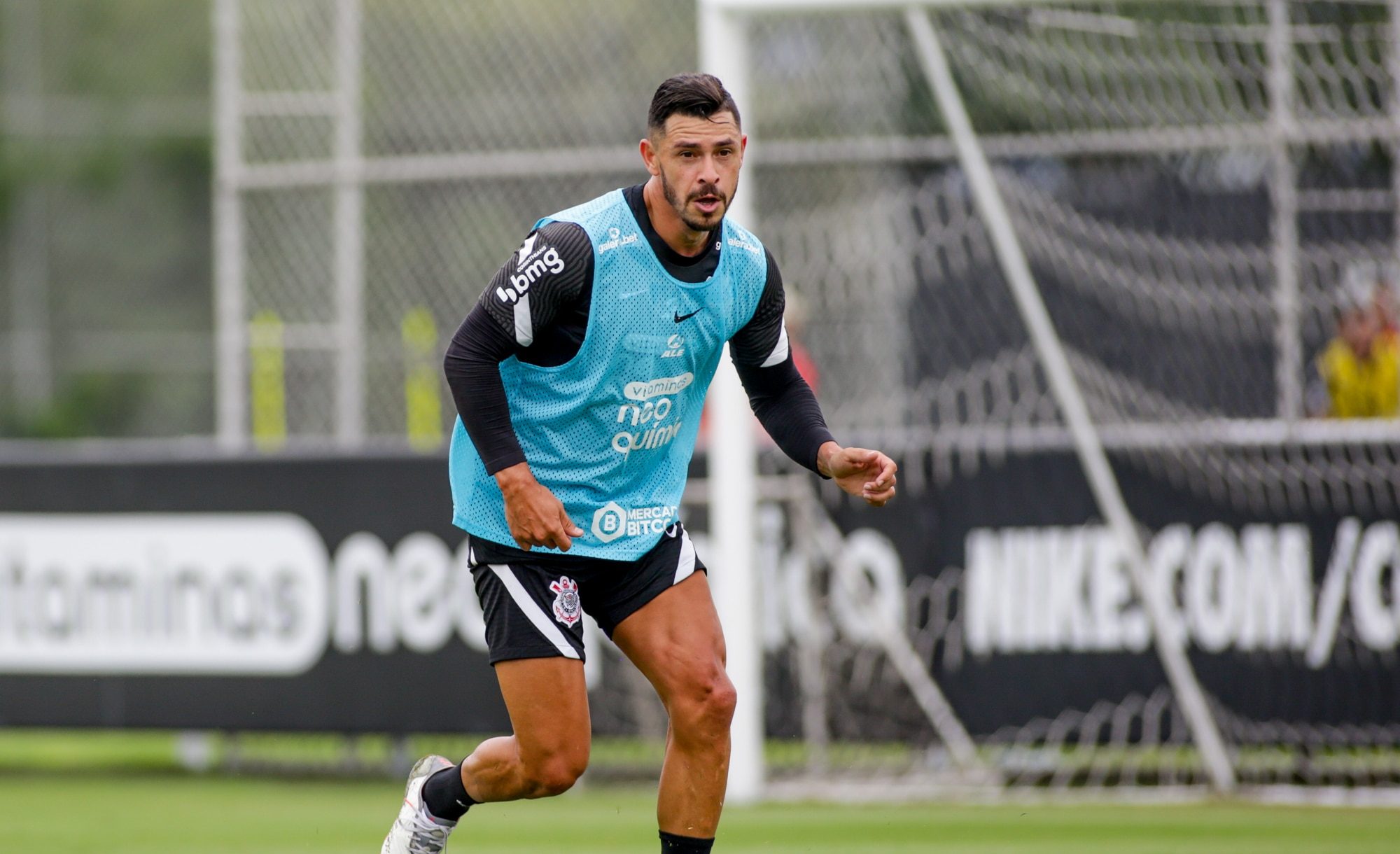 Santos anuncia Giuliano e espera contar com o destaque de 2022 e dos meses finais de 2023 no Corinthians