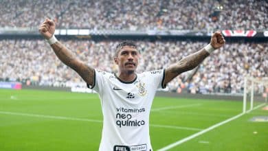 Oferta do Corinthians de seis meses de contrato para Paulinho &eacute; o melhor dos mundos para o volante