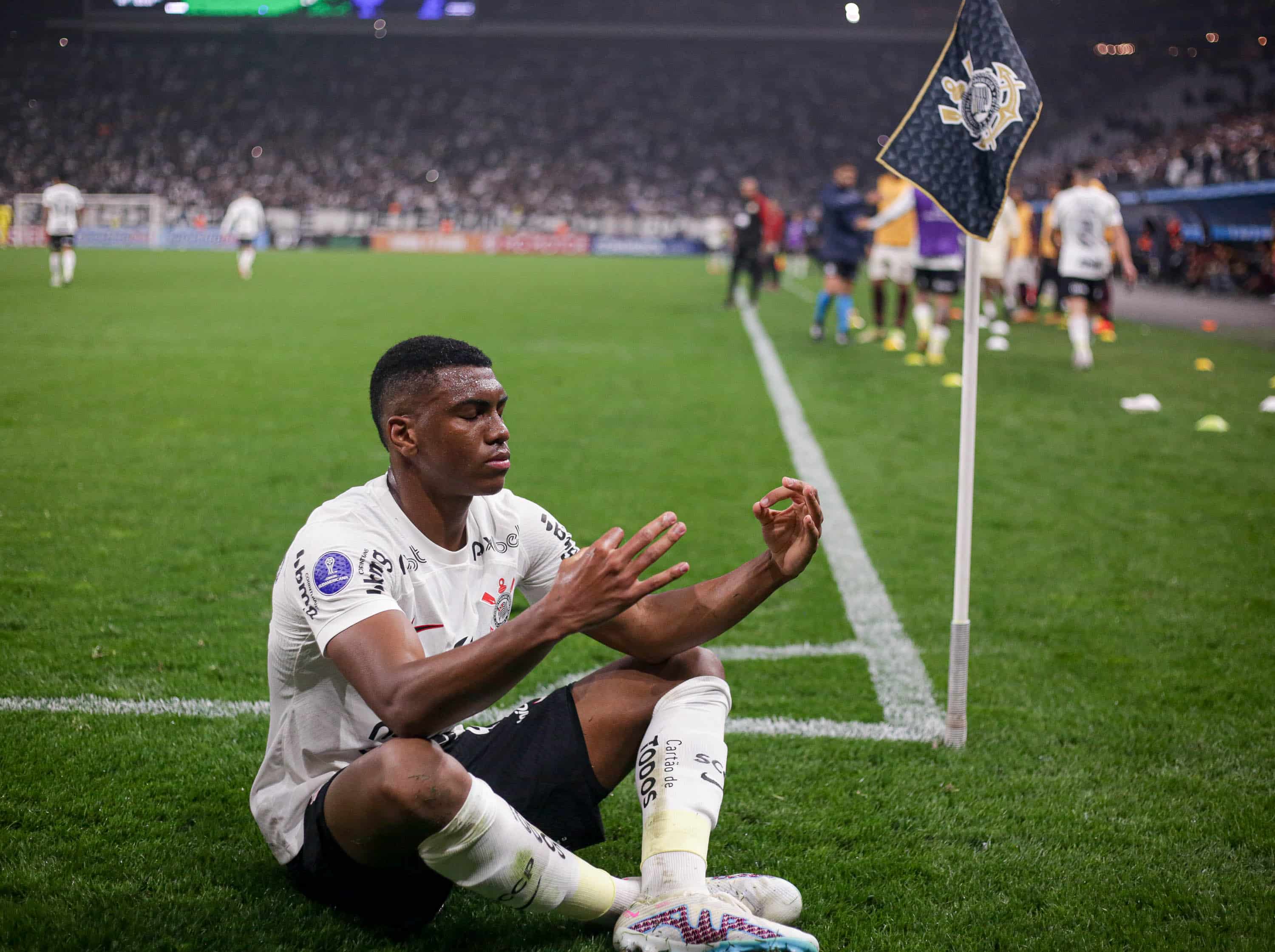 Venda de Felipe Augusto pega torcida de surpresa, mas rende bom valor para o Corinthians