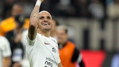 Aliviado, Corinthians pode dar despedida digna a F&aacute;bio Santos em &uacute;ltimo jogo do ano na Arena