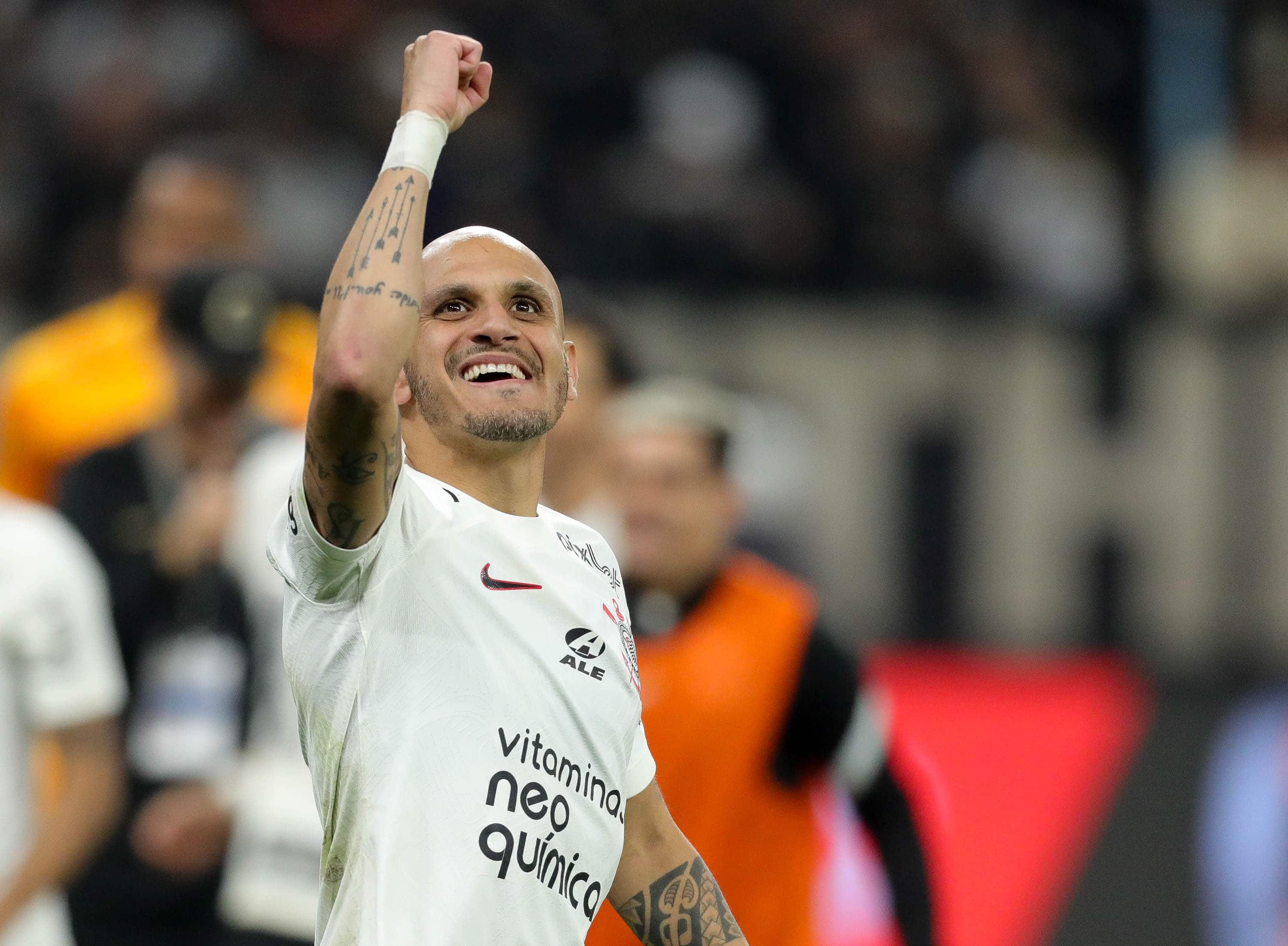 Aliviado, Corinthians pode dar despedida digna a F&aacute;bio Santos em &uacute;ltimo jogo do ano na Arena