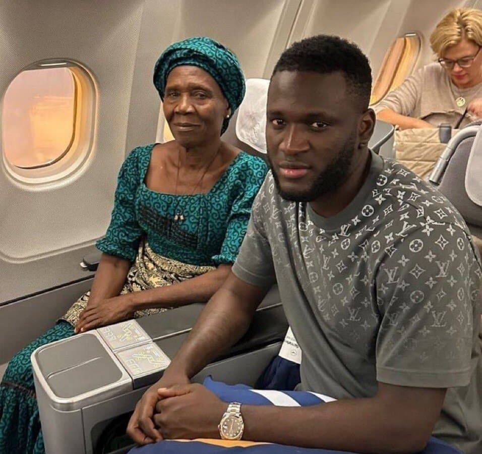 A av&oacute; de Boniface foi o destaque de Leverkusen x Dortmund &mdash; mesmo com o neto tendo balan&ccedil;ado as redes