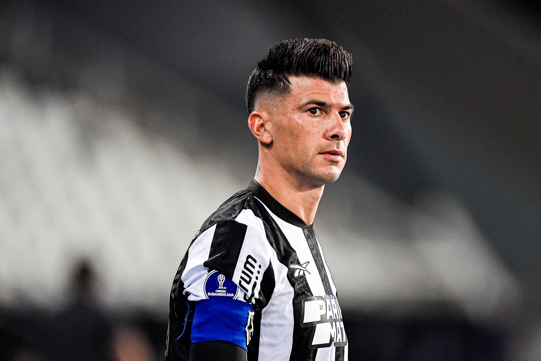 Botafogo trabalha nos bastidores por mais um volante e usa Cuesta em poss&iacute;vel troca