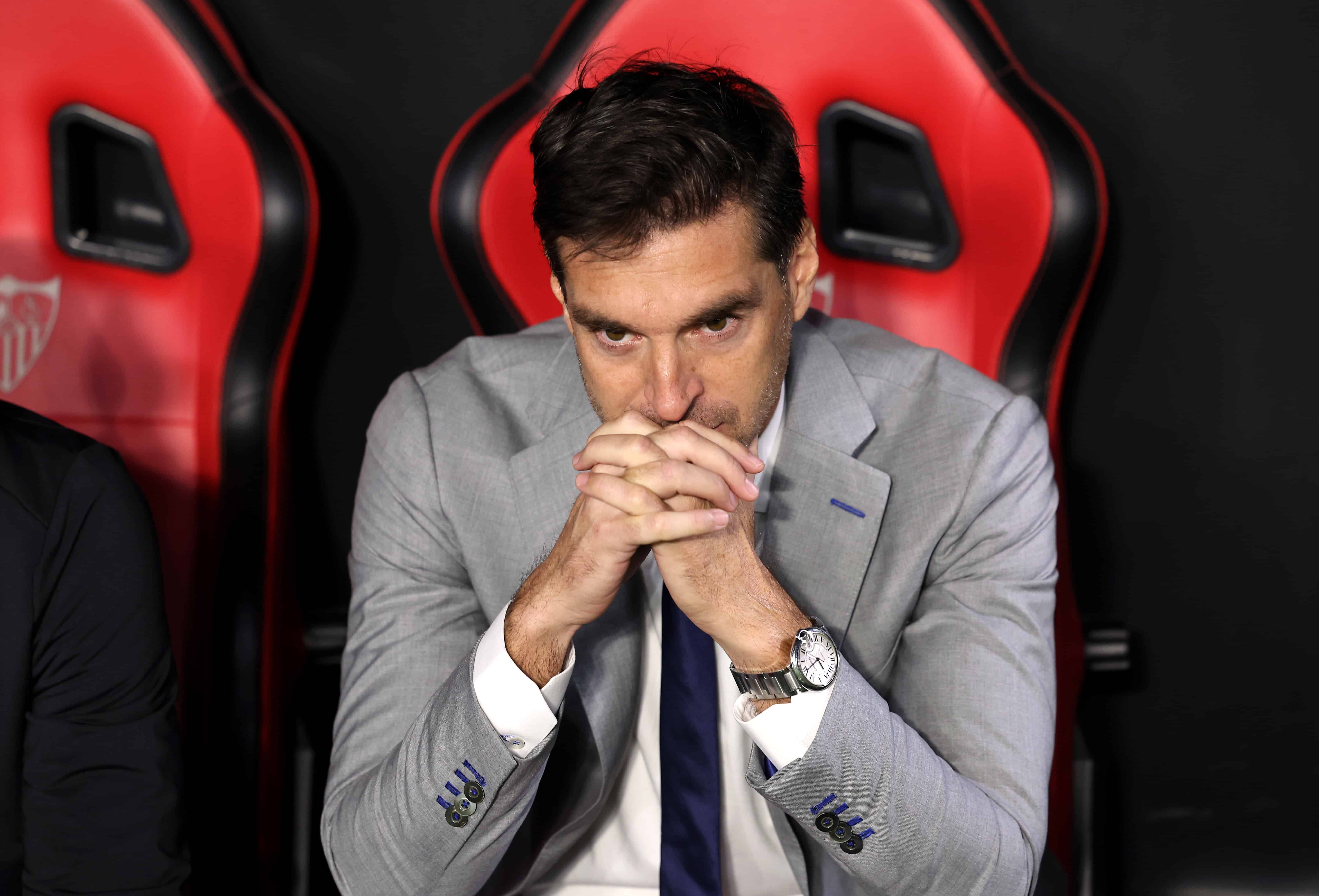 Sem torcida e cheio de desfalques: a miss&atilde;o de Diego Alonso para salvar o cargo no Sevilla