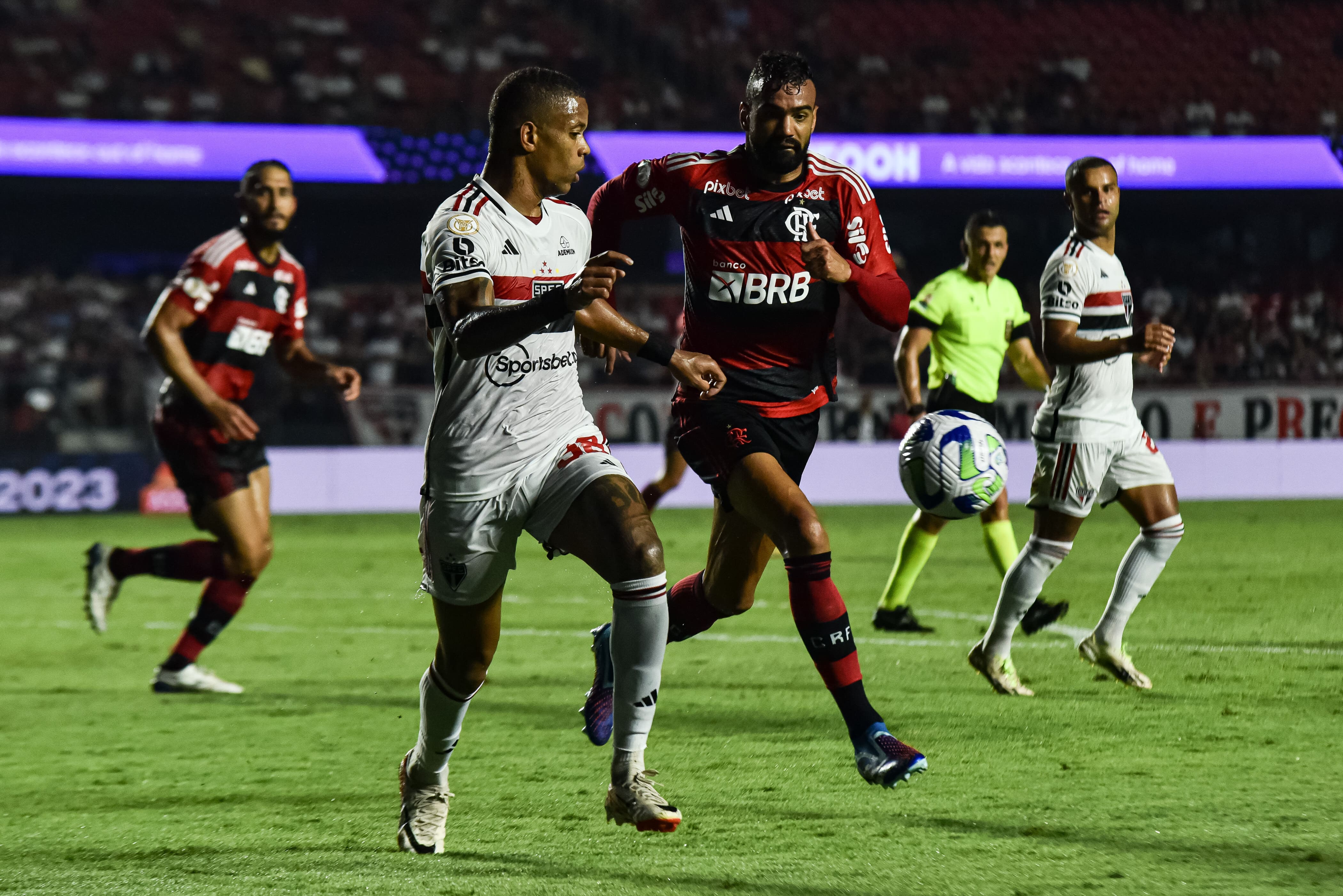 Empres&aacute;rio acusa S&atilde;o Paulo de tentar fazer &lsquo;escambo&rsquo; e tratar Caio Paulista como &lsquo;saco de batatas&rsquo;