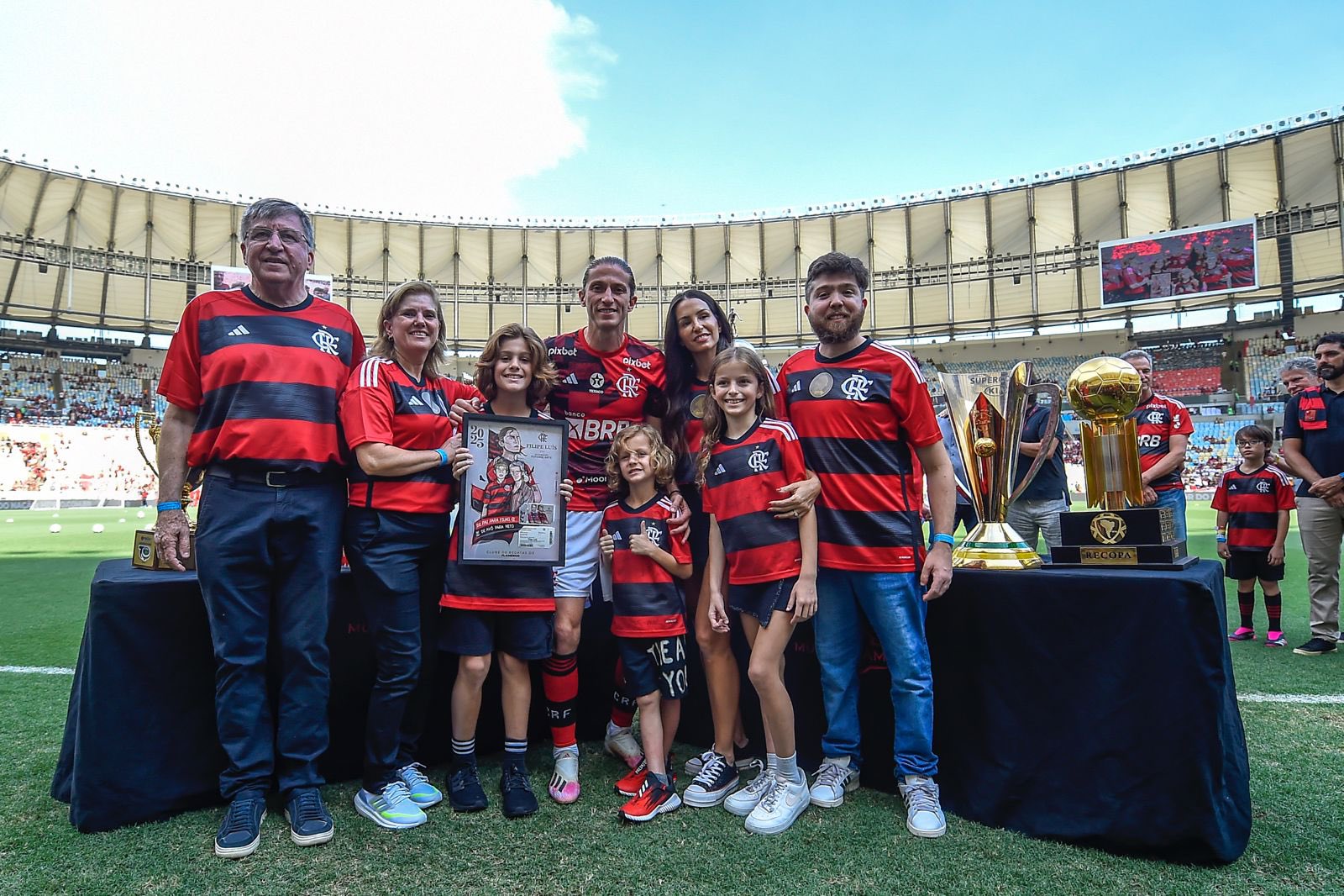 Filipe Lu&iacute;s e Rodrigo Caio recebem homenagens do Flamengo e carinho da torcida em despedida