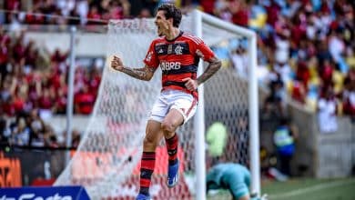 Flamengo vence o Cuiab&aacute; com lamban&ccedil;as do VAR em tarde de homenagens a &iacute;dolos recentes