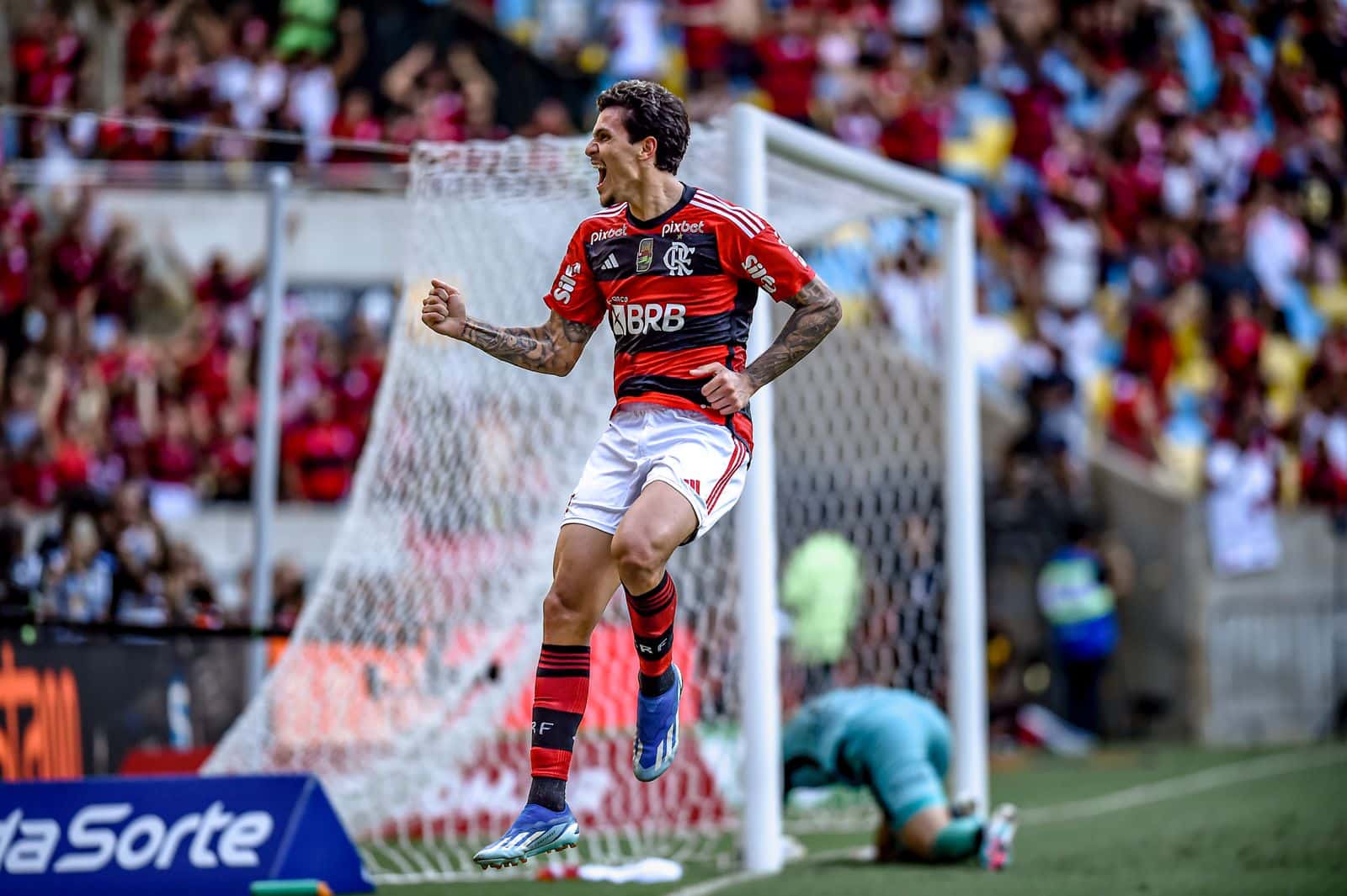 Flamengo vence o Cuiab&aacute; com lamban&ccedil;as do VAR em tarde de homenagens a &iacute;dolos recentes