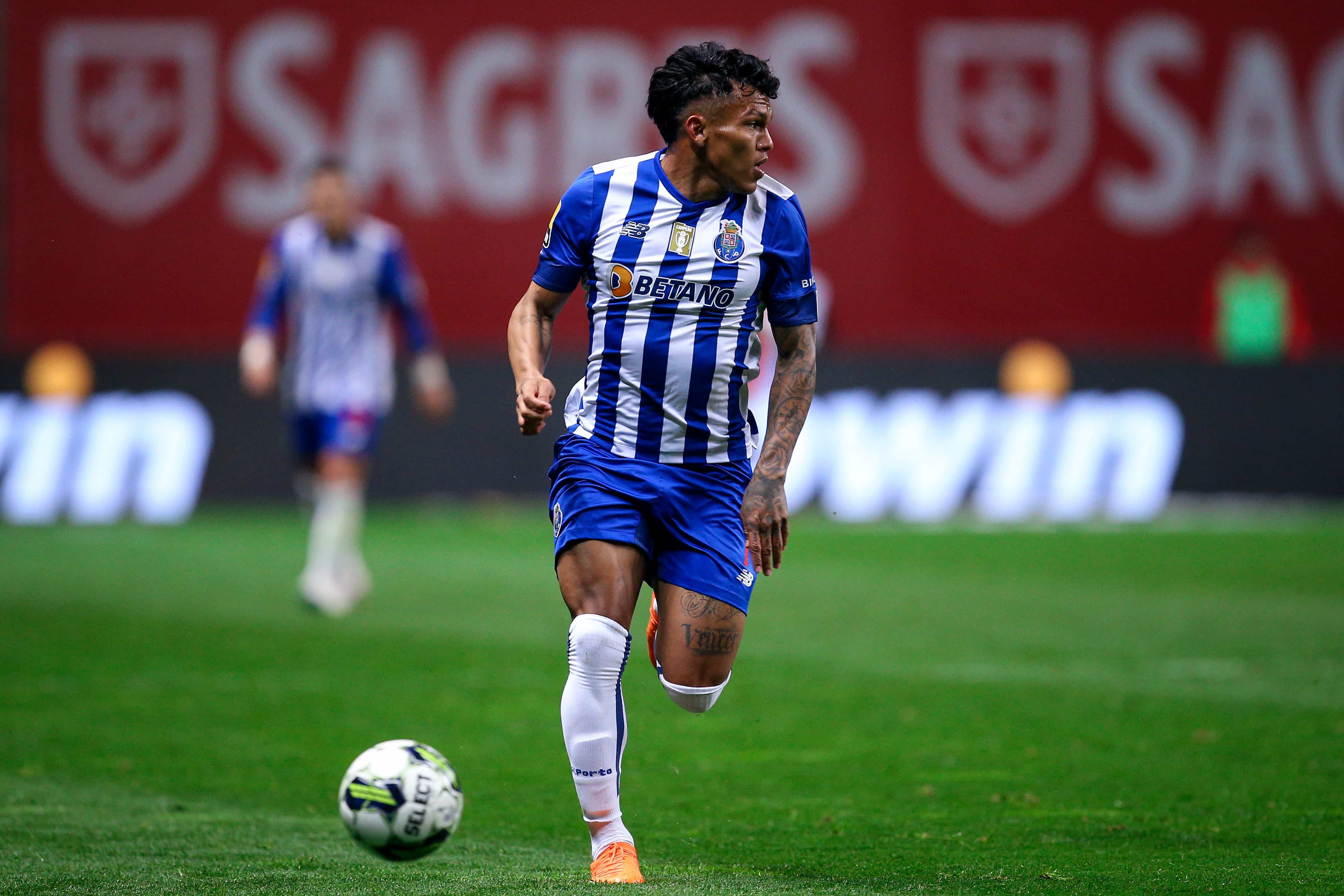 Botafogo reafirma confian&ccedil;a no elenco e n&atilde;o abre conversas para contratar Gabriel Ver&oacute;n