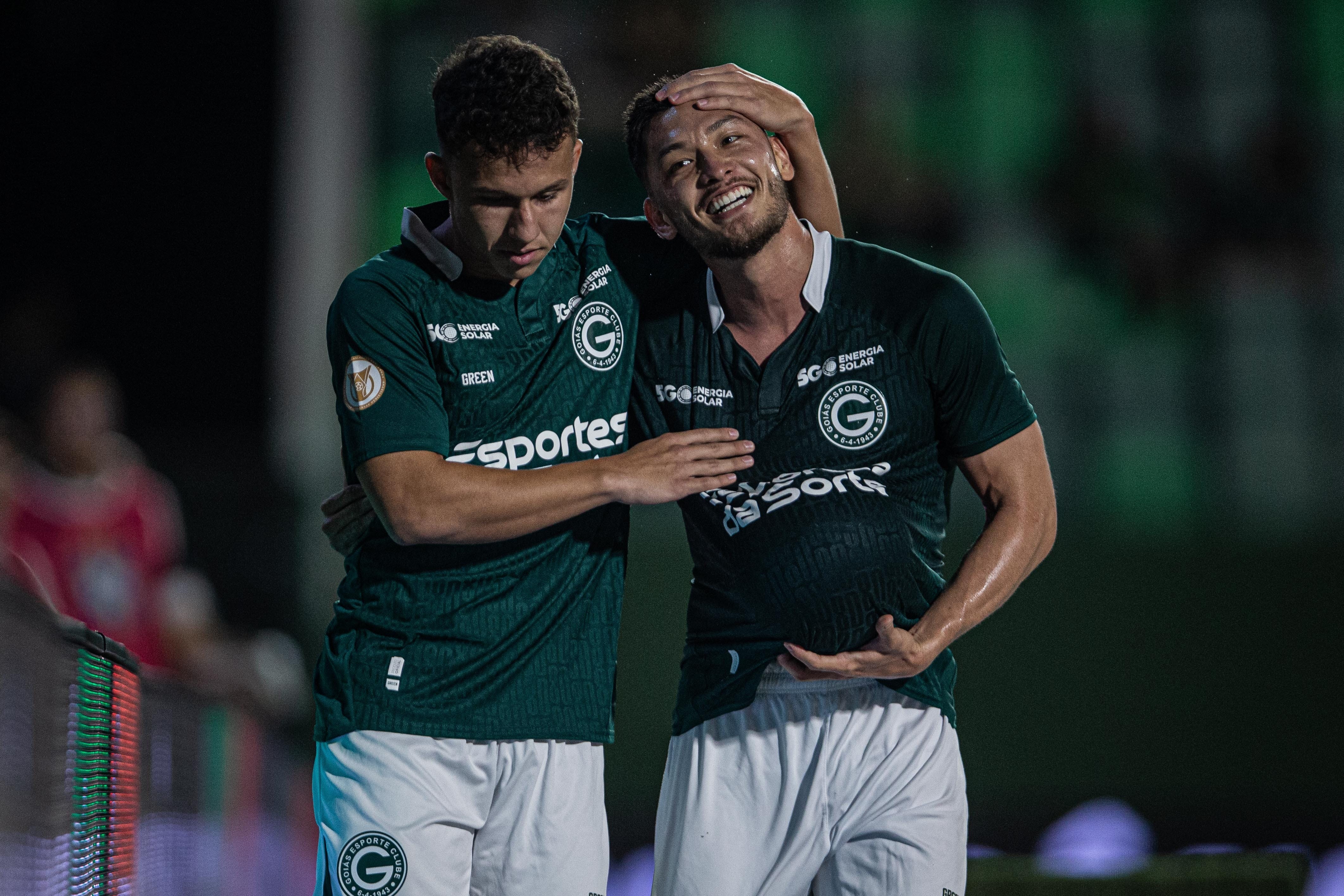 Goi&aacute;s vence Am&eacute;rica-MG e jogo dos rebaixados do Campeonato Brasileiro fica marcado pela estreia de garotos