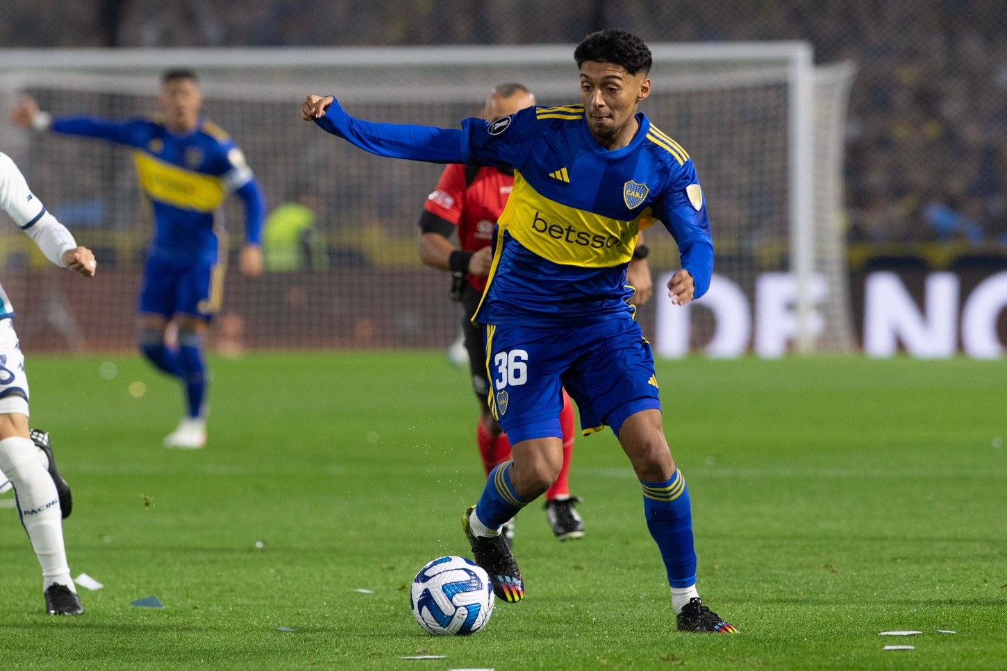 Novo alvo do Botafogo ajuda Tiago Nunes por versatilidade no meio-campo