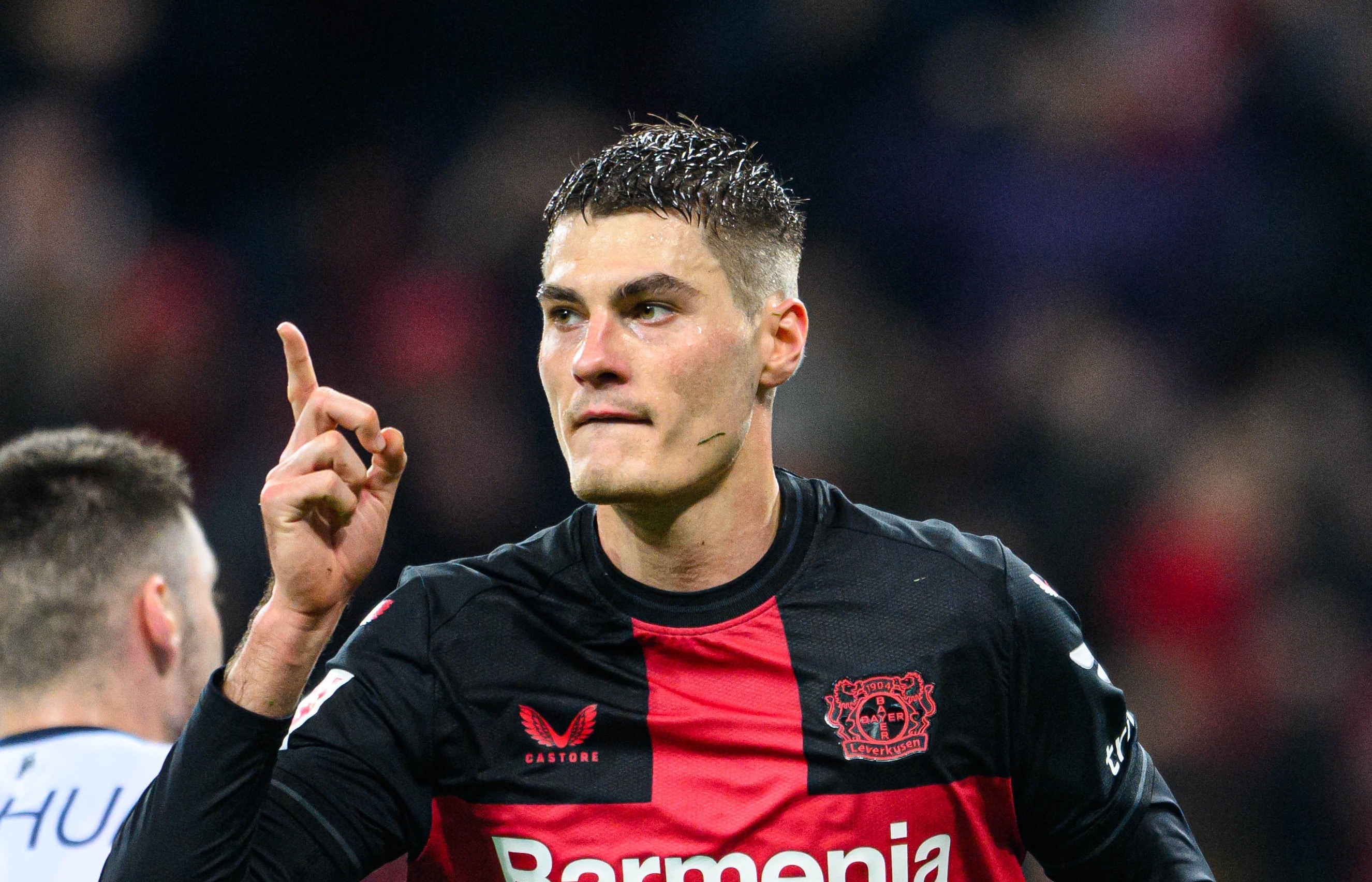 O Leverkusen venceu outra na Bundesliga, dessa vez com endiabrado Schick cravando tr&ecirc;s