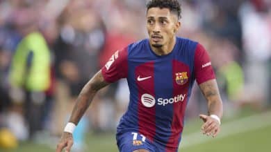 Ex-Barcelona ignora cr&iacute;ticos, rasga elogios a Raphinha e destrincha virtudes do brasileiro no time de Xavi