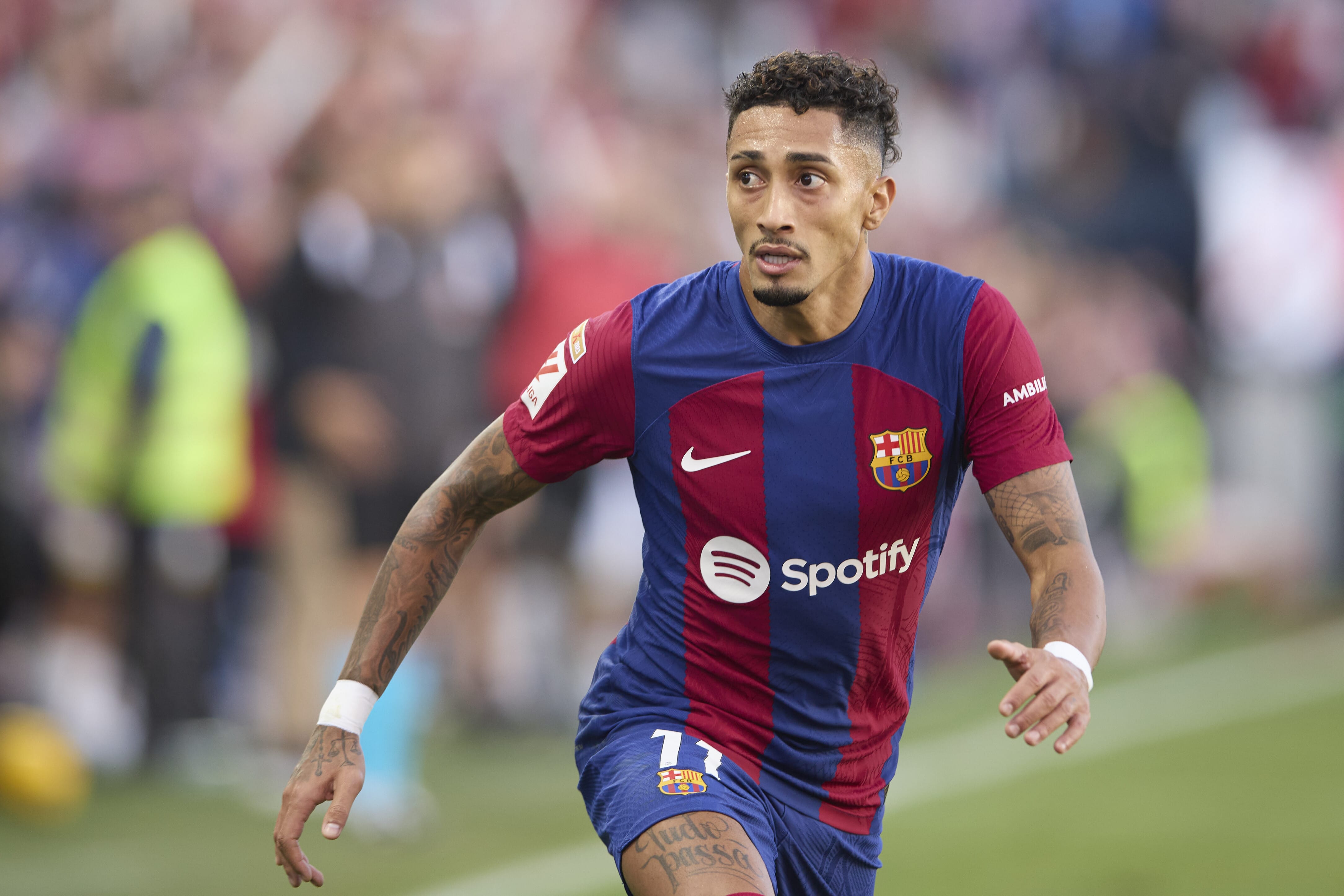 Ex-Barcelona ignora cr&iacute;ticos, rasga elogios a Raphinha e destrincha virtudes do brasileiro no time de Xavi