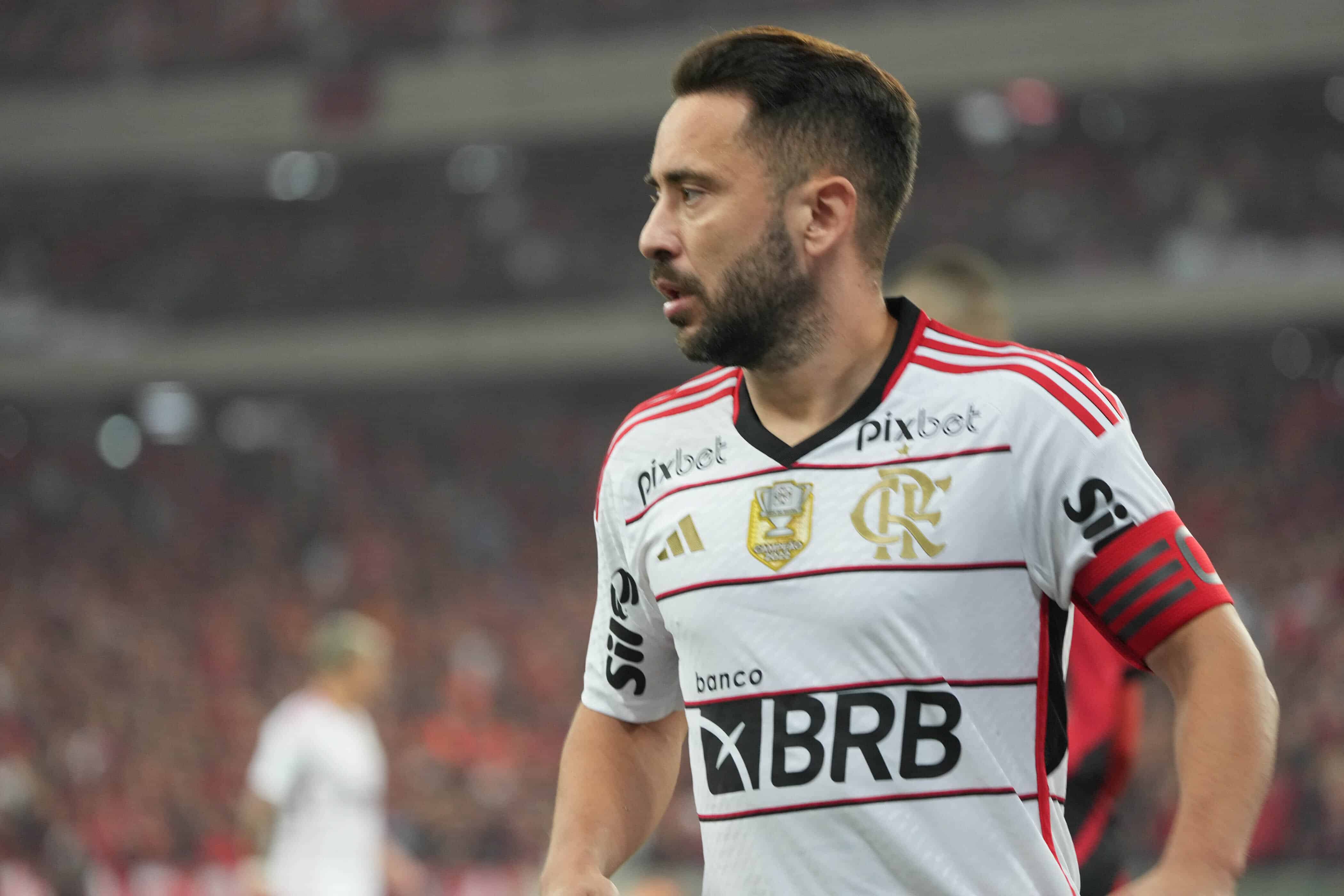 Everton Ribeiro empilha propostas, mas mant&eacute;m Flamengo como prioridade em reta final