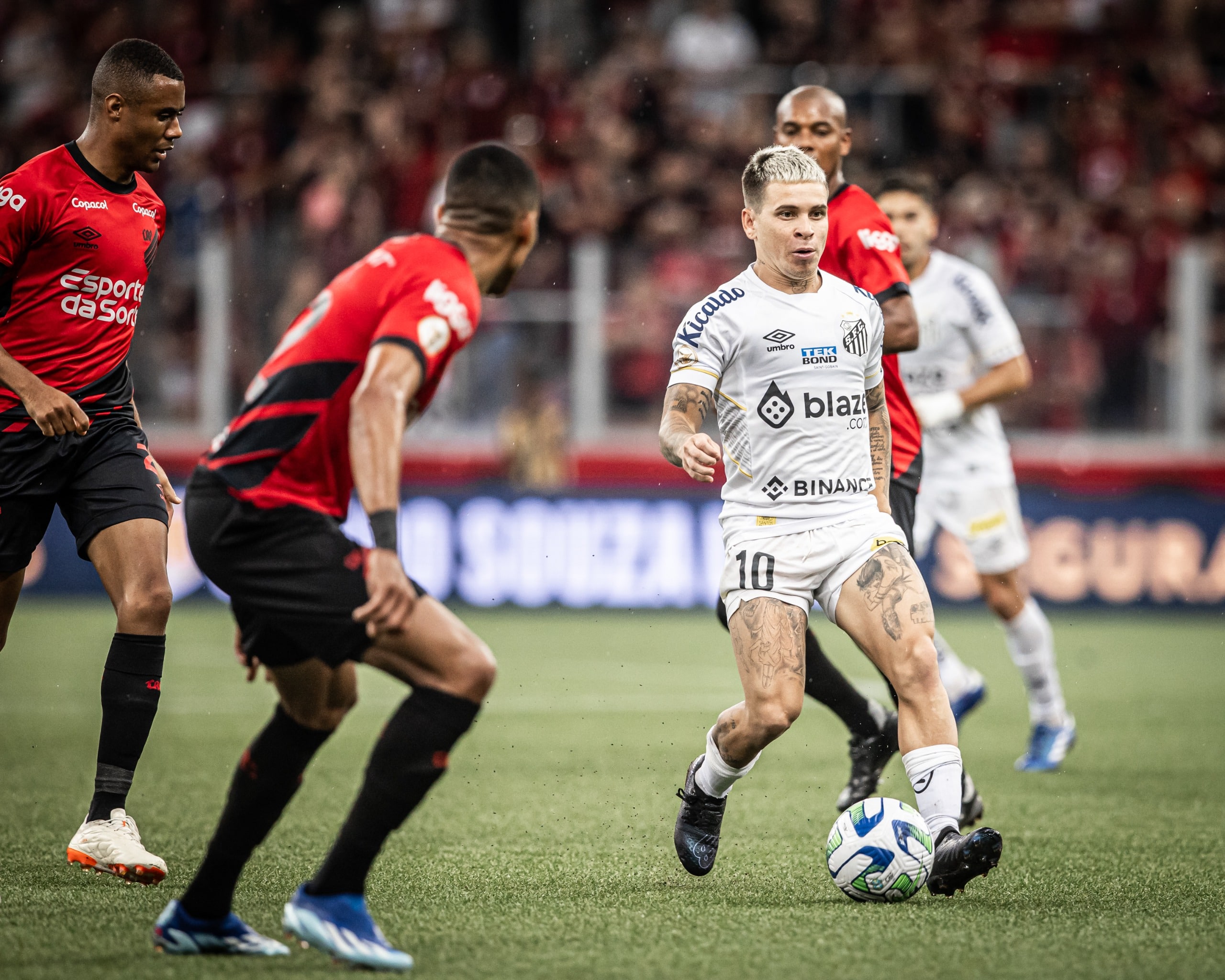 Em noite dos ex, Santos perde para o Athletico-PR e perman&ecirc;ncia na S&eacute;rie A fica para &uacute;ltima rodada