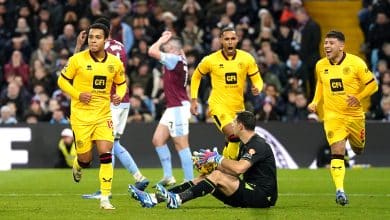 Sheffield parou o &ocirc;nibus e quase atropelou o Aston Villa, que saiu triste e feliz com empate