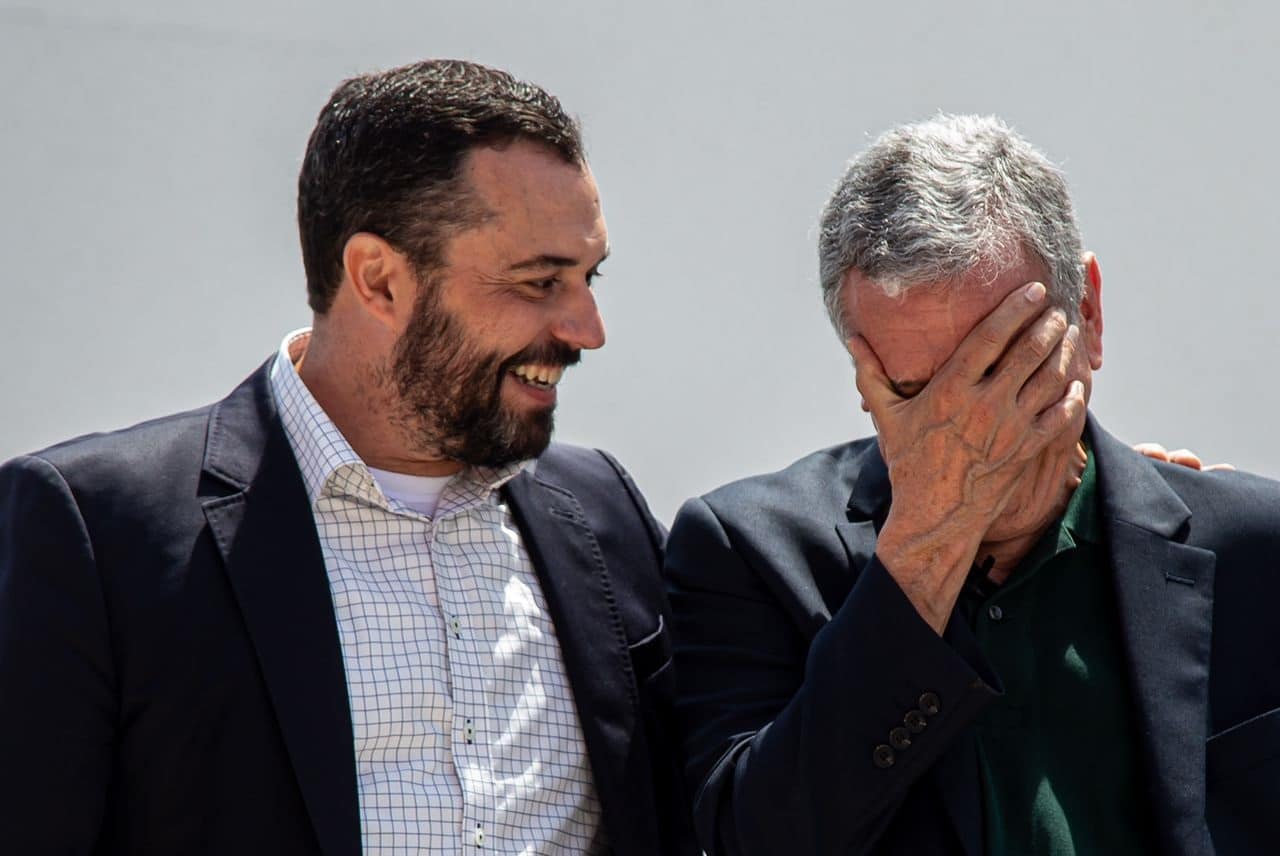 O presidente Mario Bittencourt com Carlos Alberto Parreira, emocionado com a homenagem do Fluminense no CT Carlos Castilho - Foto: Marcelo Gon&ccedil;alves/FFC