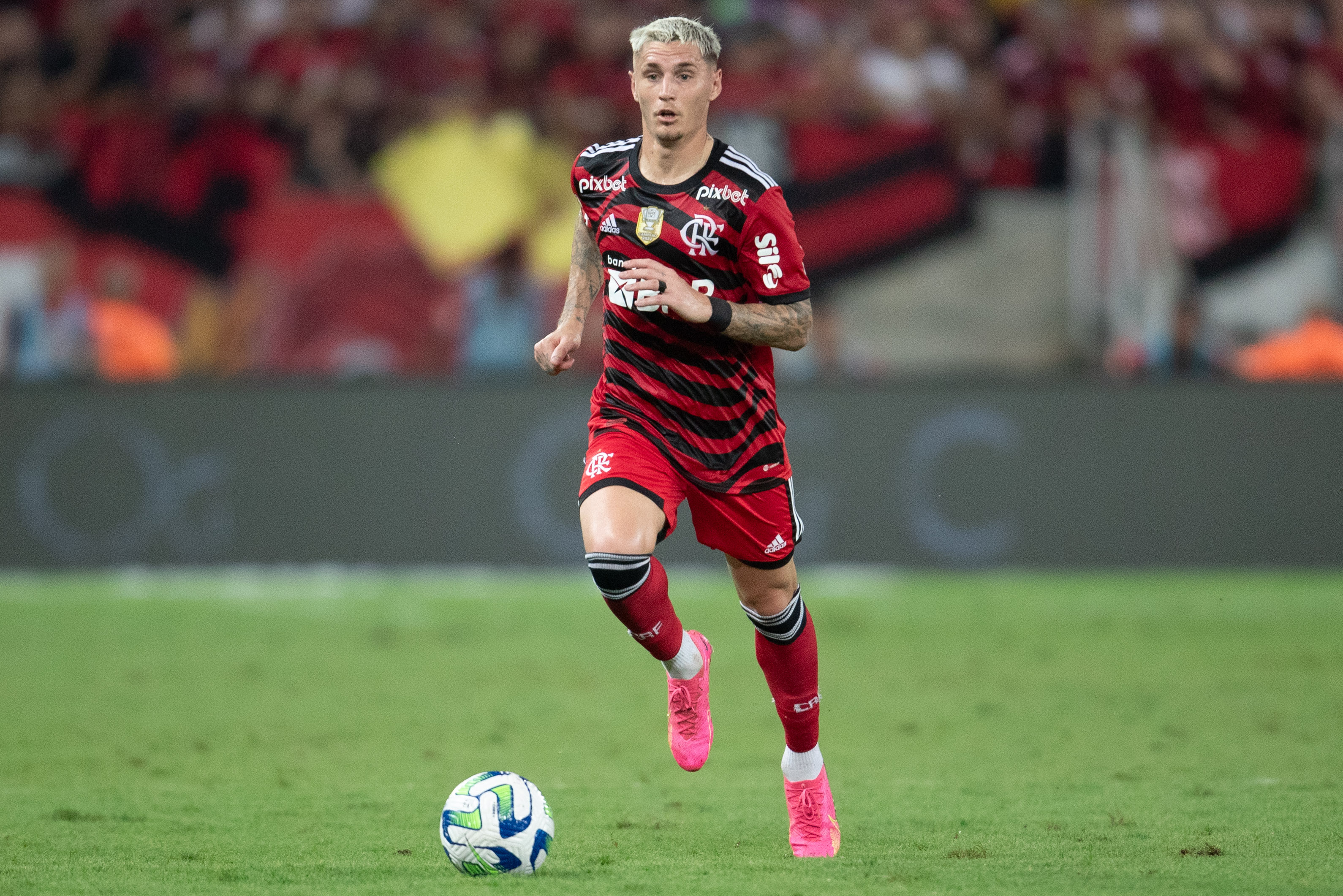 Flamengo x Cuiab&aacute;: escolha de Tite por Varela d&aacute; recado &agrave; diretoria sobre lateral direita