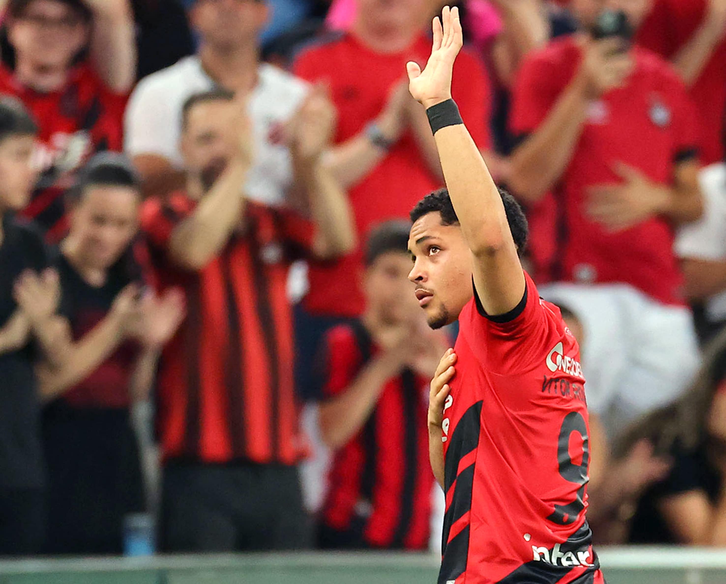 Como Vitor Roque pode ser aproveitado no Barcelona?