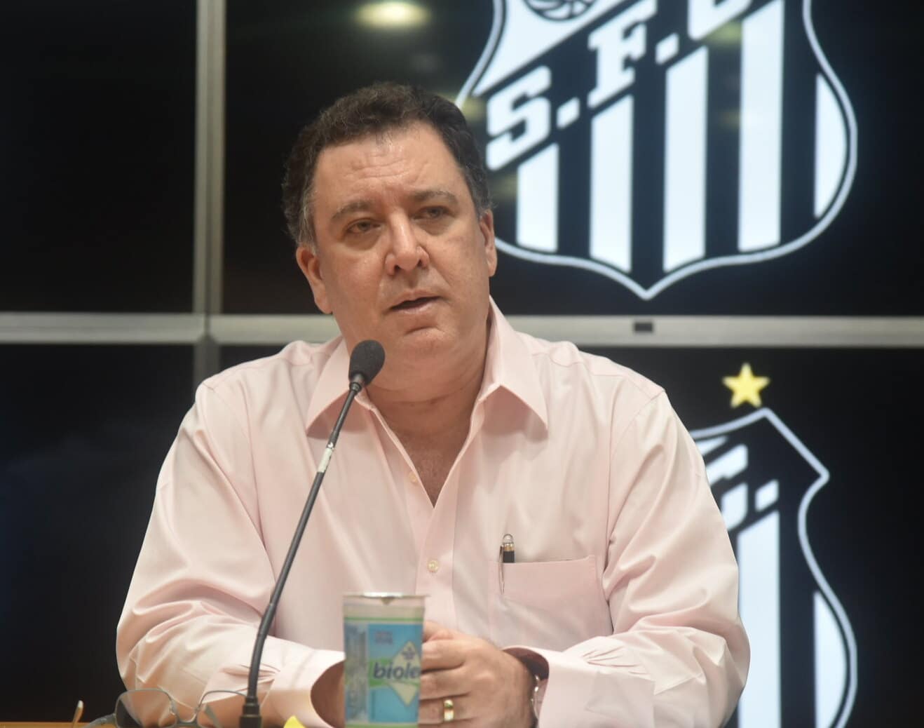 Ficou surpreso com a multa de Carille para deixar o Jap&atilde;o? Presidente do Santos tamb&eacute;m