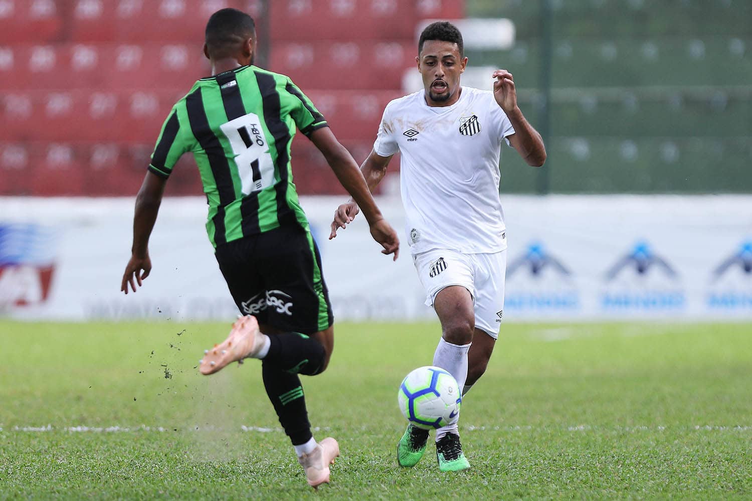 Rhuan, lateral-esquerdo do Santos na base