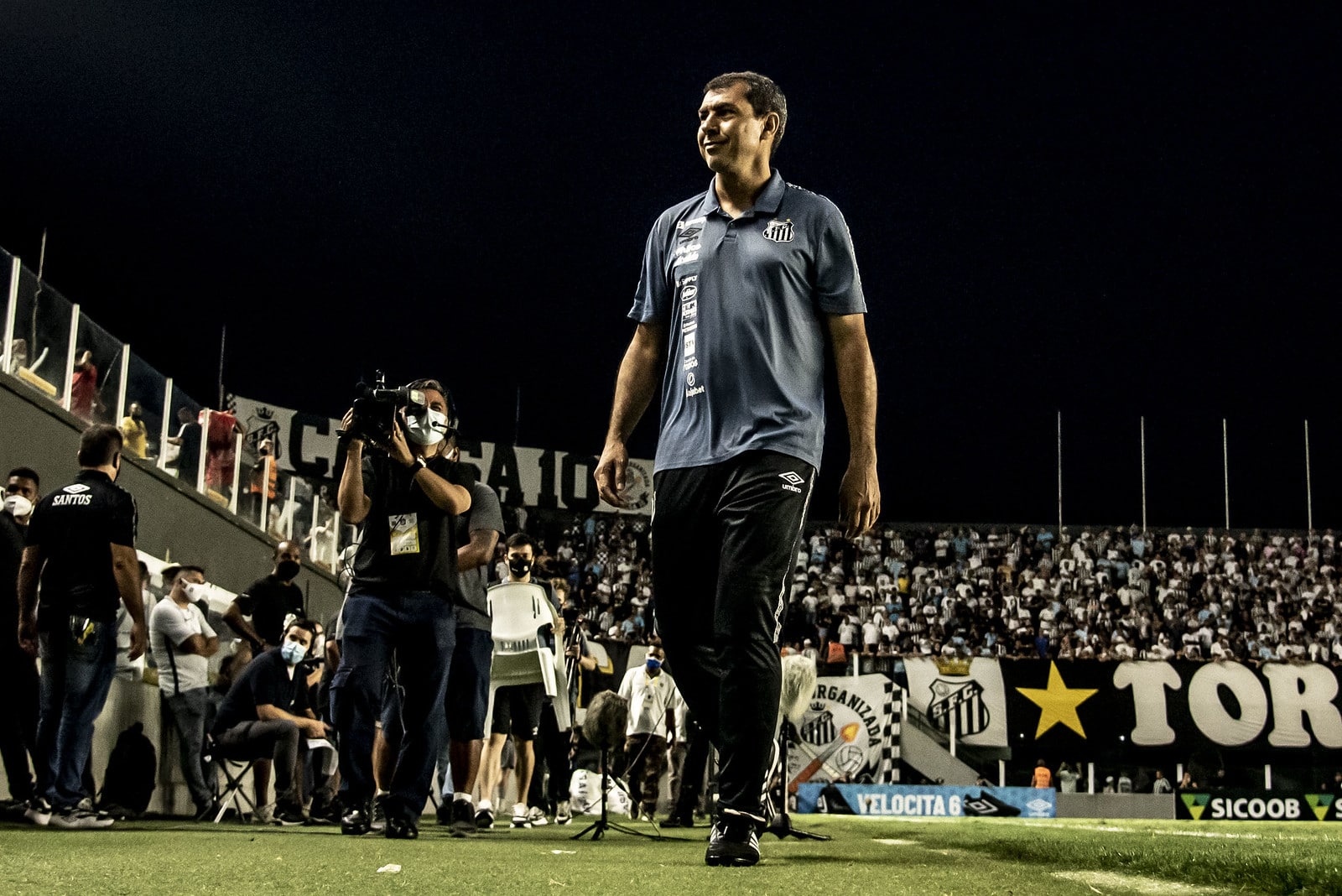 Carille volta &agrave; Vila como t&eacute;cnico do Santos com casa cheia e buscando sequ&ecirc;ncia que n&atilde;o vem desde Sampaoli