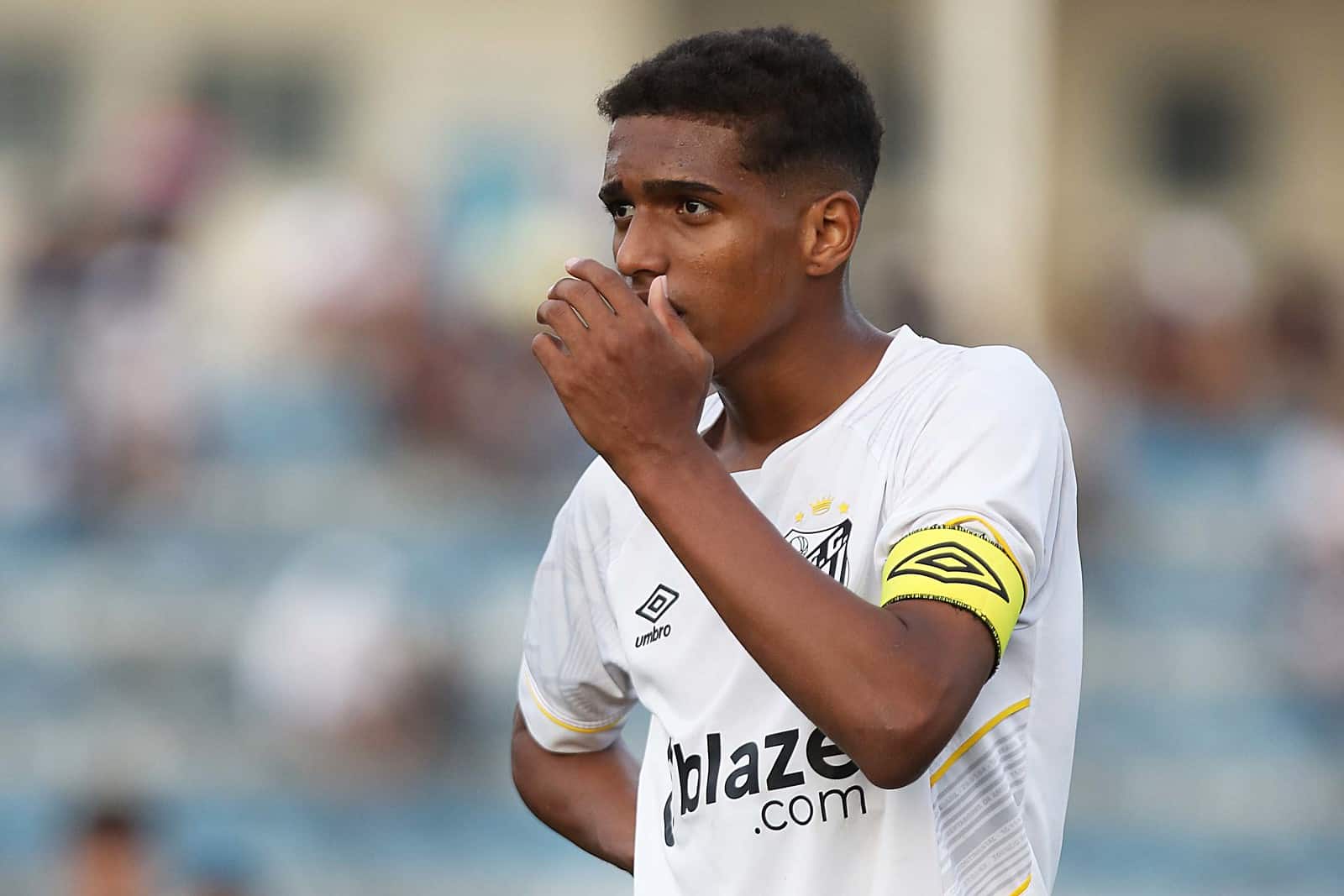 Souza lateral-esquerdo da base do Santos