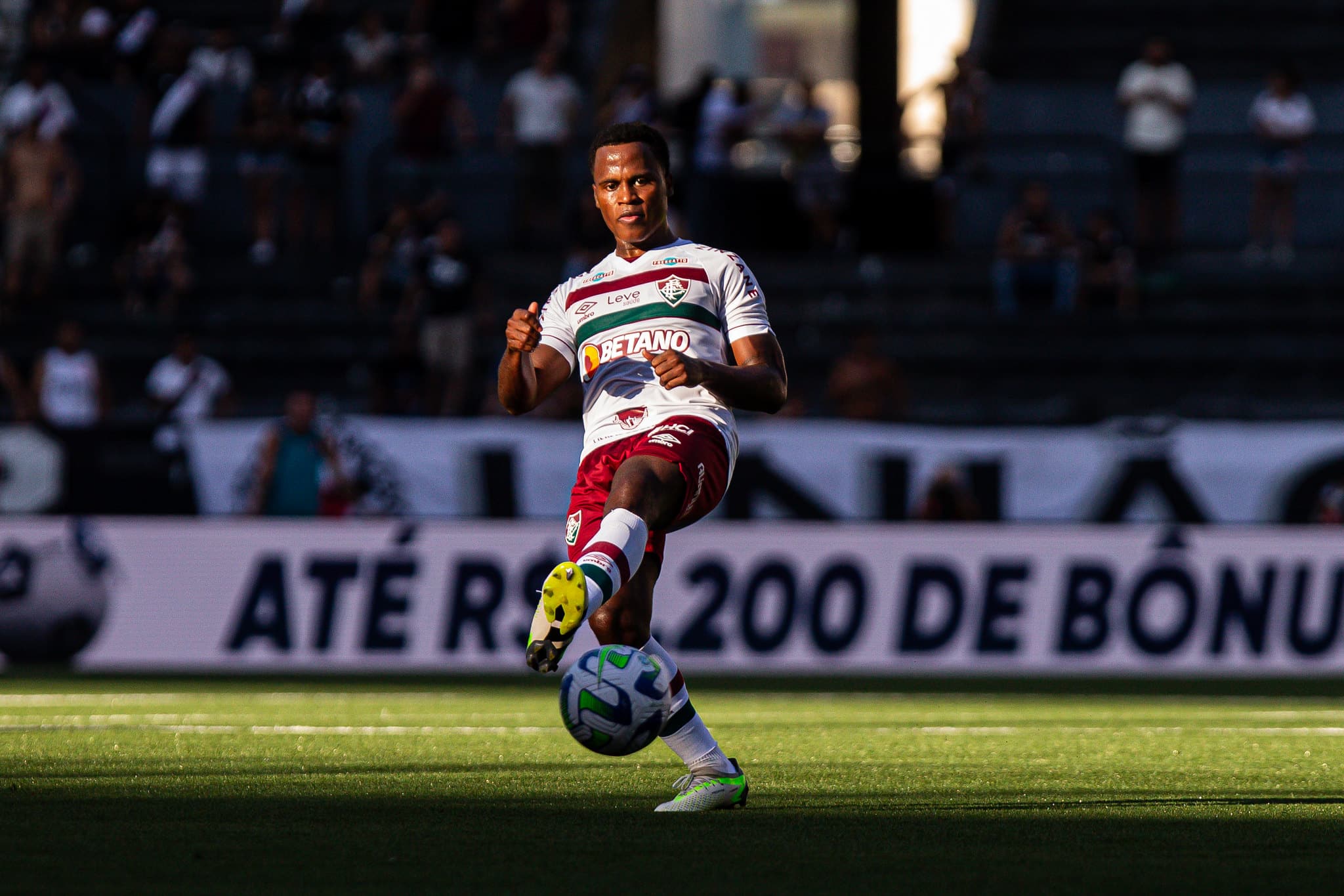 Jhon Arias sofreu les&atilde;o contra o Vasco no gramado artificial do Nilton Santos, onde o Fluminense n&atilde;o venceu desde a mudan&ccedil;a de piso - Foto: MARCELO GON&Ccedil;ALVES / FLUMINENSE FC