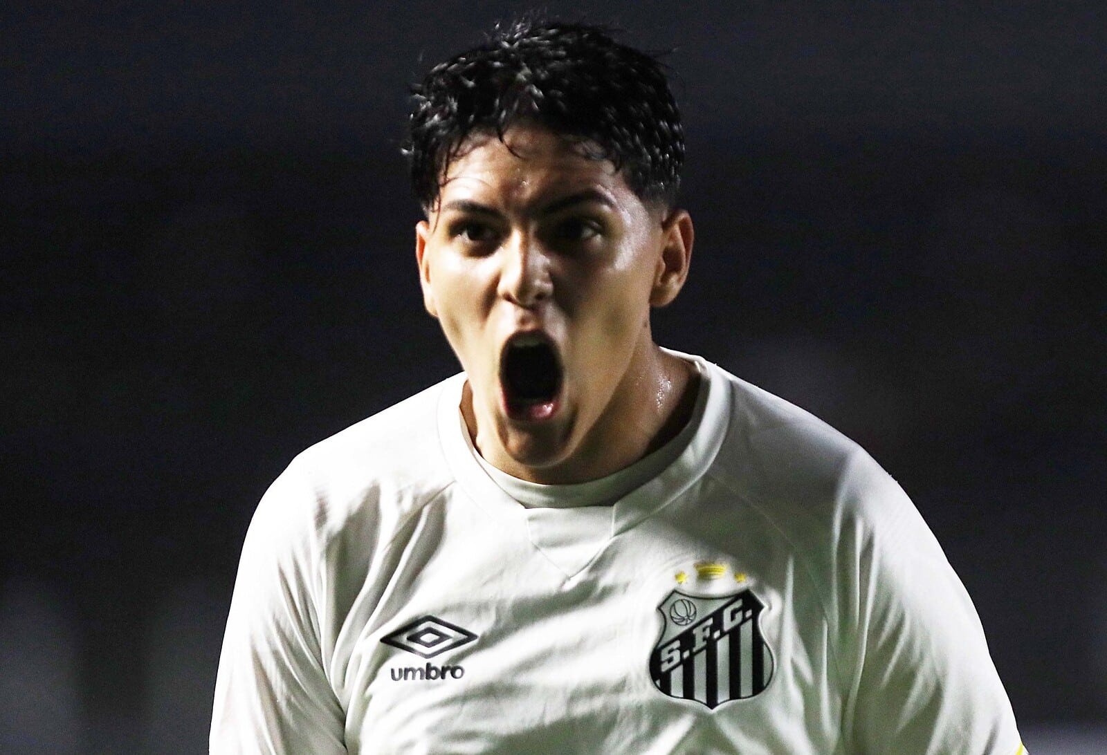 Gr&ecirc;mio encaminha contrata&ccedil;&atilde;o por empr&eacute;stimo de joia da base do Santos