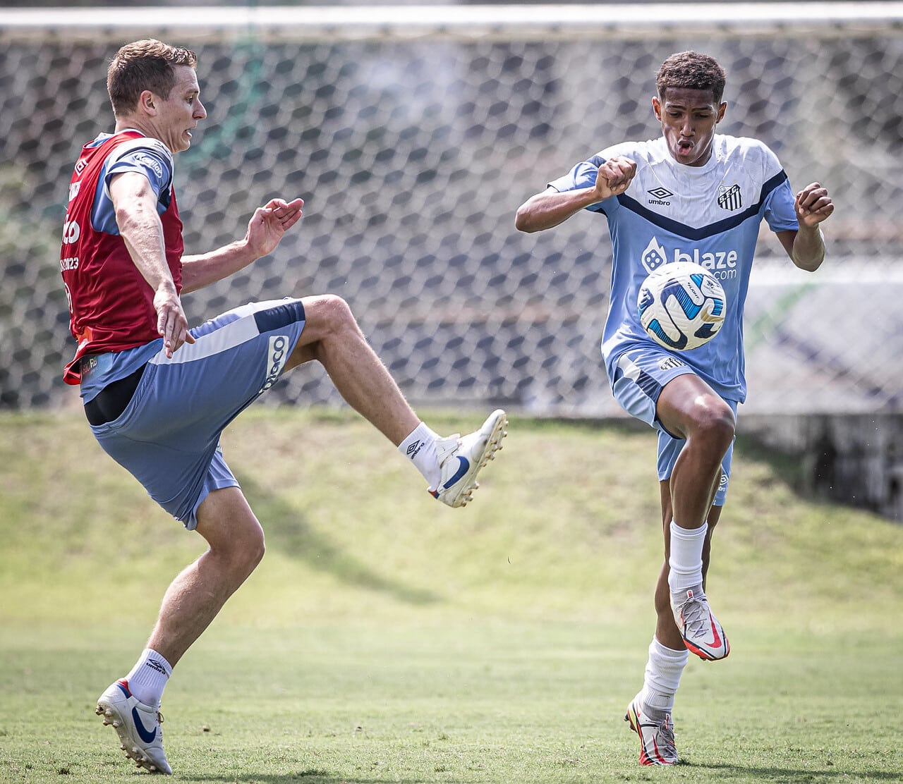 Carille pin&ccedil;a quatro garotos da Copinha para per&iacute;odo de avalia&ccedil;&atilde;o no elenco profissional do Santos