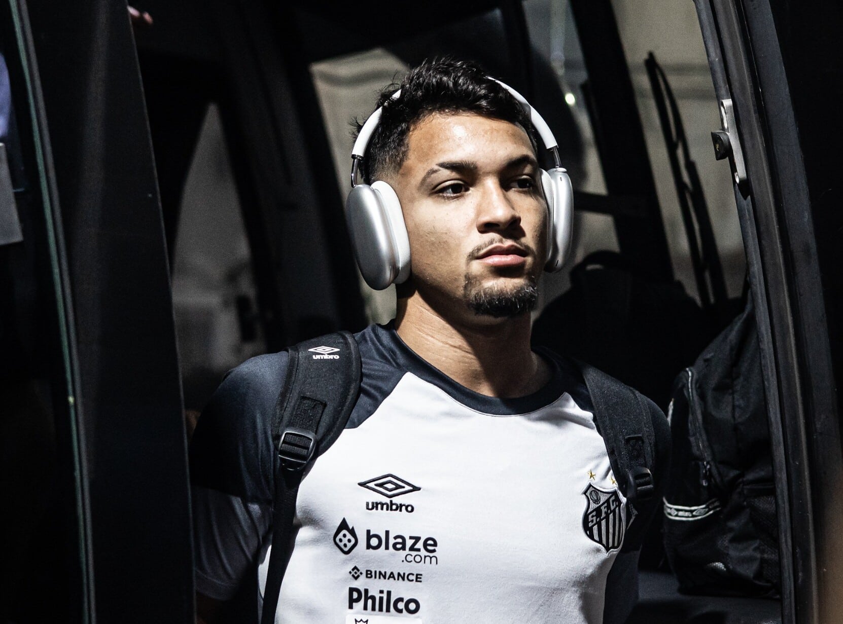 Benfica coloca proposta na mesa do Santos para comprar Marcos Leonardo