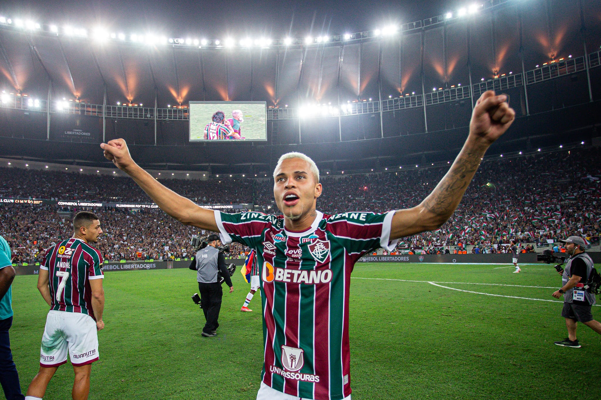 Alexsander comemora t&iacute;tulo da Libertadores pelo Fluminense em 2023: jogador teve evolu&ccedil;&atilde;o travada por problemas - Foto: MARCELO GON&Ccedil;ALVES / FLUMINENSE FC
