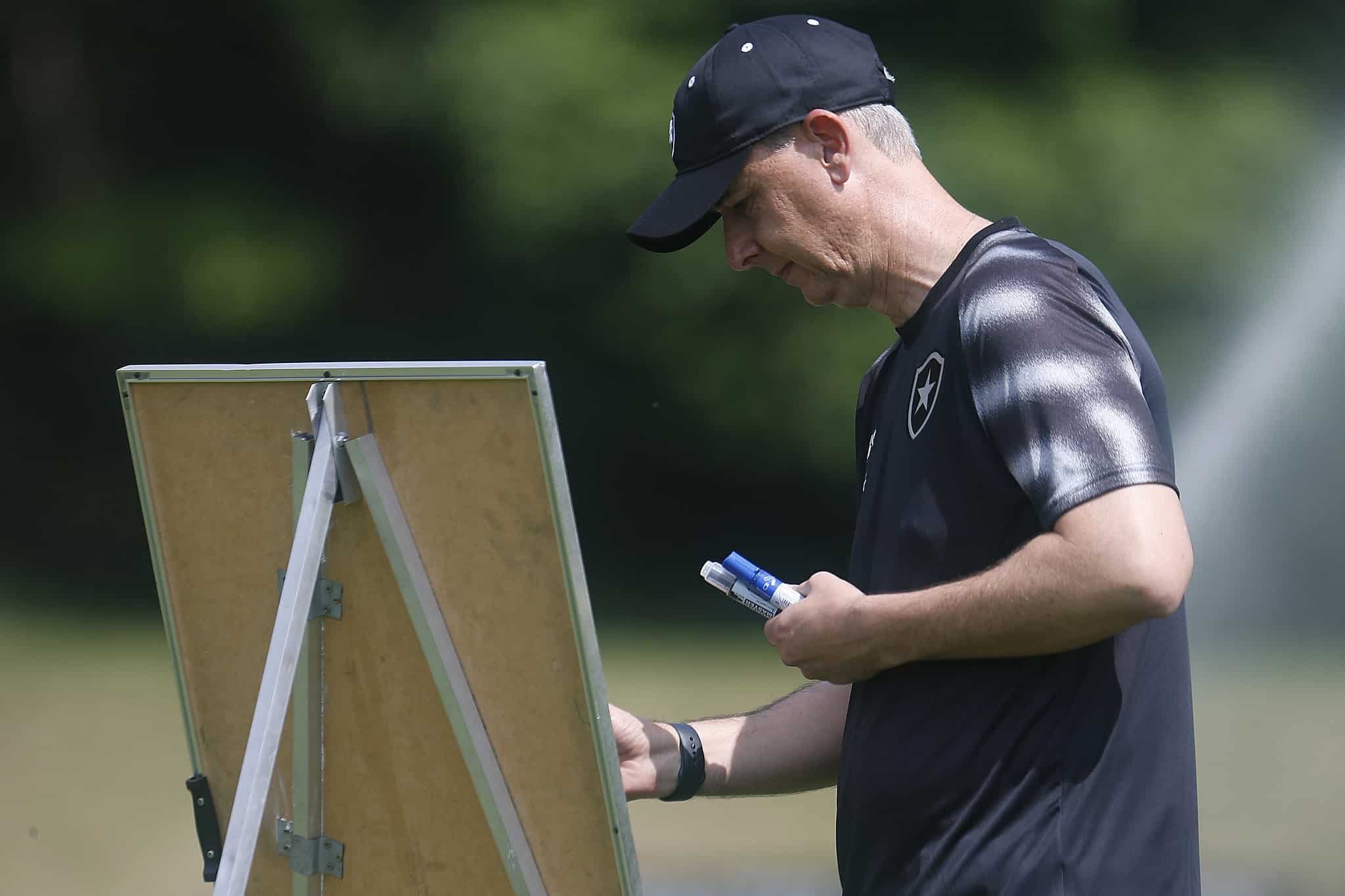 Em meio a reformula&ccedil;&atilde;o do elenco, Botafogo ainda vive inc&oacute;gnita na lateral-direita