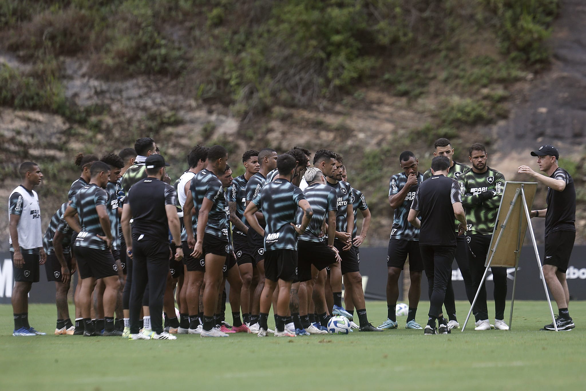Ainda em busca de refor&ccedil;os, Botafogo inicia a pr&eacute;-temporada de 2024 neste domingo