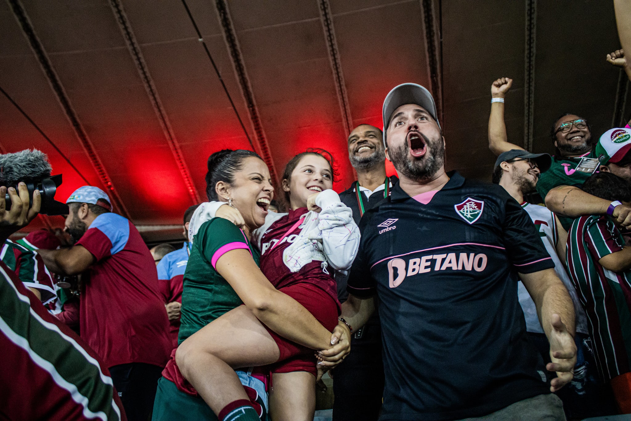 Ap&oacute;s o t&iacute;tulo da Libertadores, M&aacute;rio Bittencourt cumpriu promessa e assistiu jogo do Fluminense na arquibancada do Maracan&atilde; - Foto: MARINA GARCIA//FLUMINENSE FC