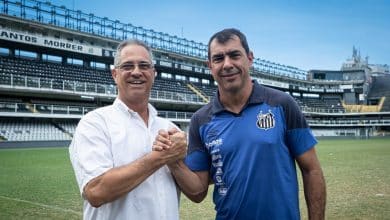 Santos alega que F&aacute;bio Carille n&atilde;o tinha mais v&iacute;nculo com V-Varen e registra o treinador na CBF