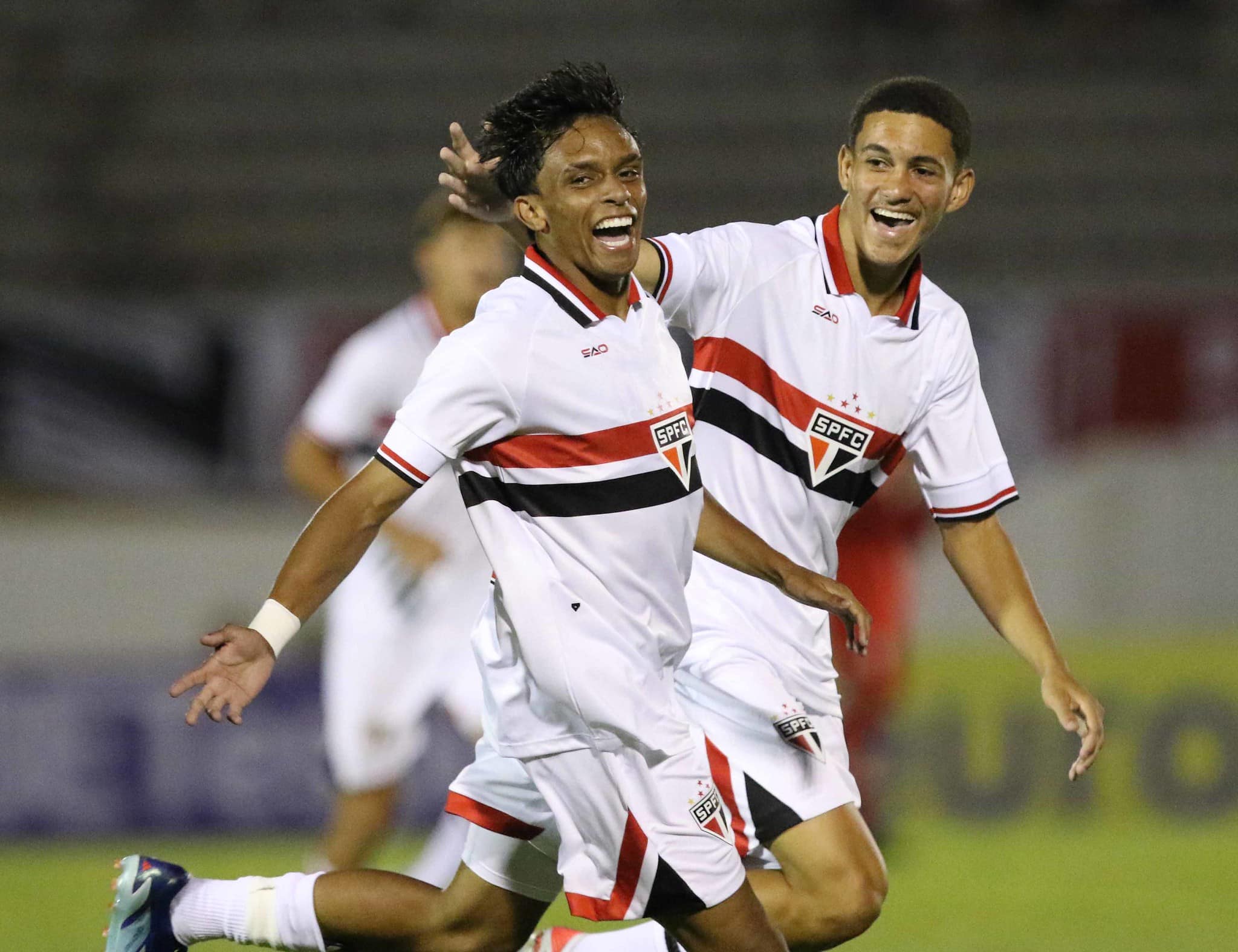 S&atilde;o Paulo sofre (e muito), mas vira sobre o Caraj&aacute;s e garante classifica&ccedil;&atilde;o antecipada na Copinha