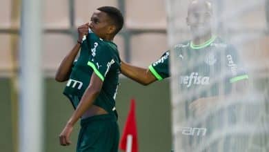 Chelsea faz investida por Estev&atilde;o e entra na briga com Barcelona para contratar joia do Palmeiras
